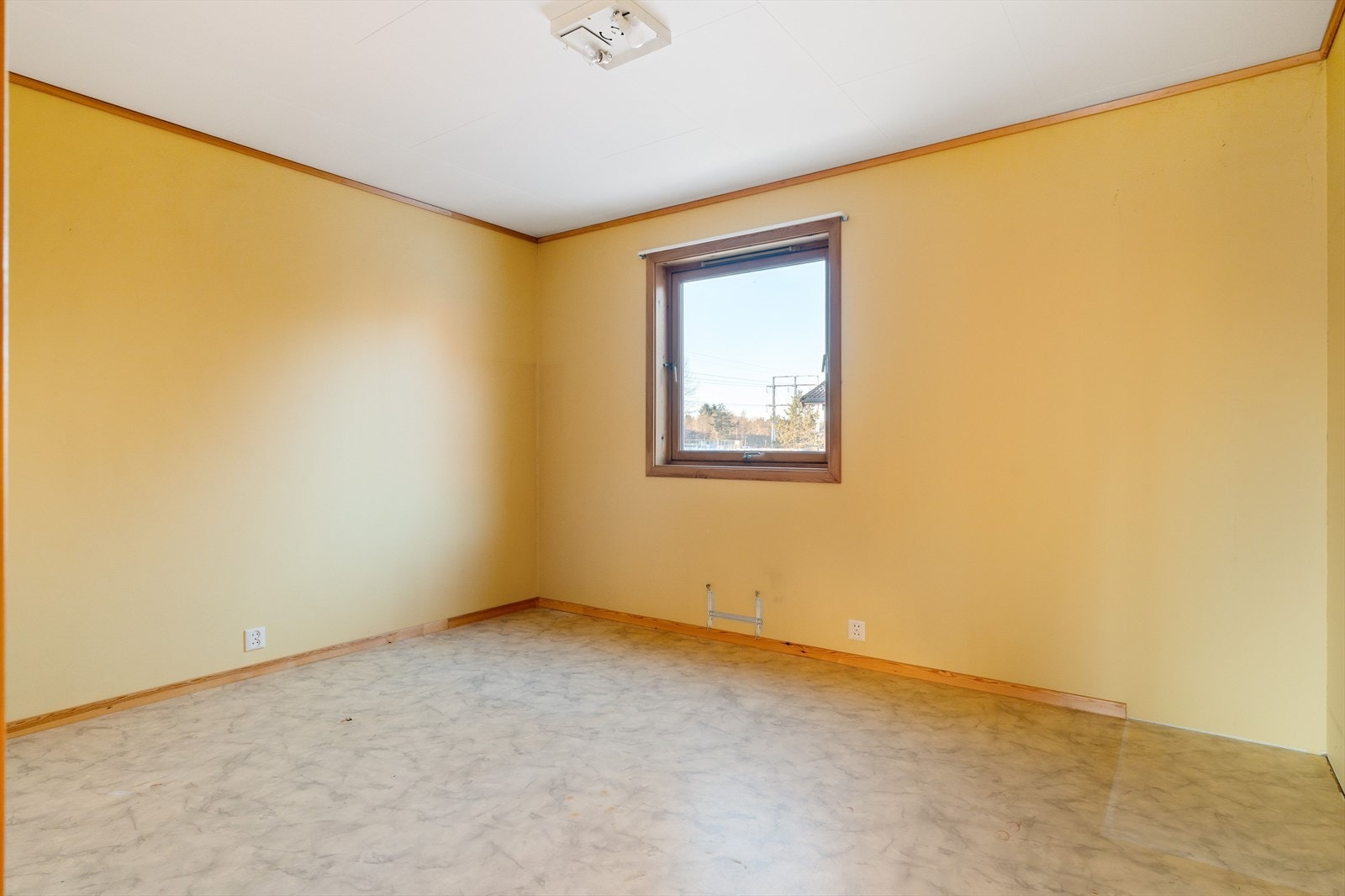 Hovedsoverom på romslige 12 kvm med god plass til dobbeltseng, nattbord og garderobeløsning. Galleribilde