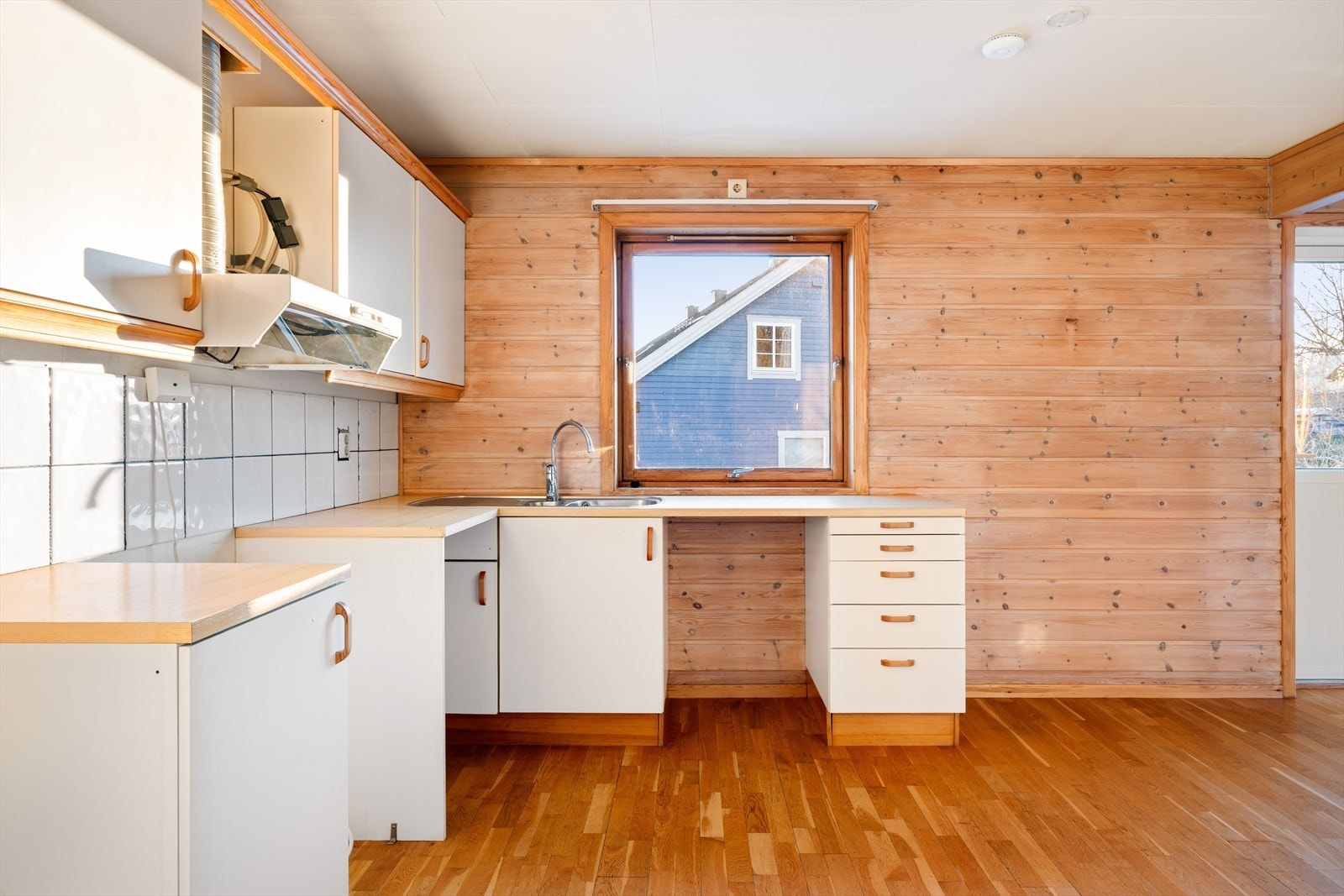 Funksjonelt kjøkken med godt potensial for modernisering og personlig preg. Galleribilde