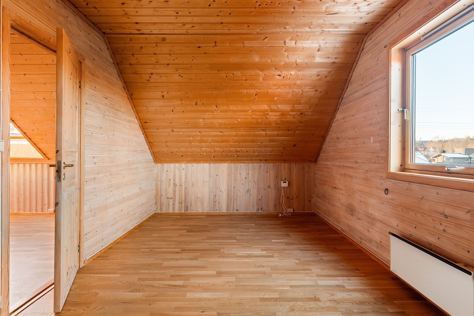 Behagelig soverom på romslige 12 kvm med god plass til alle nødvendigheter. Galleribilde