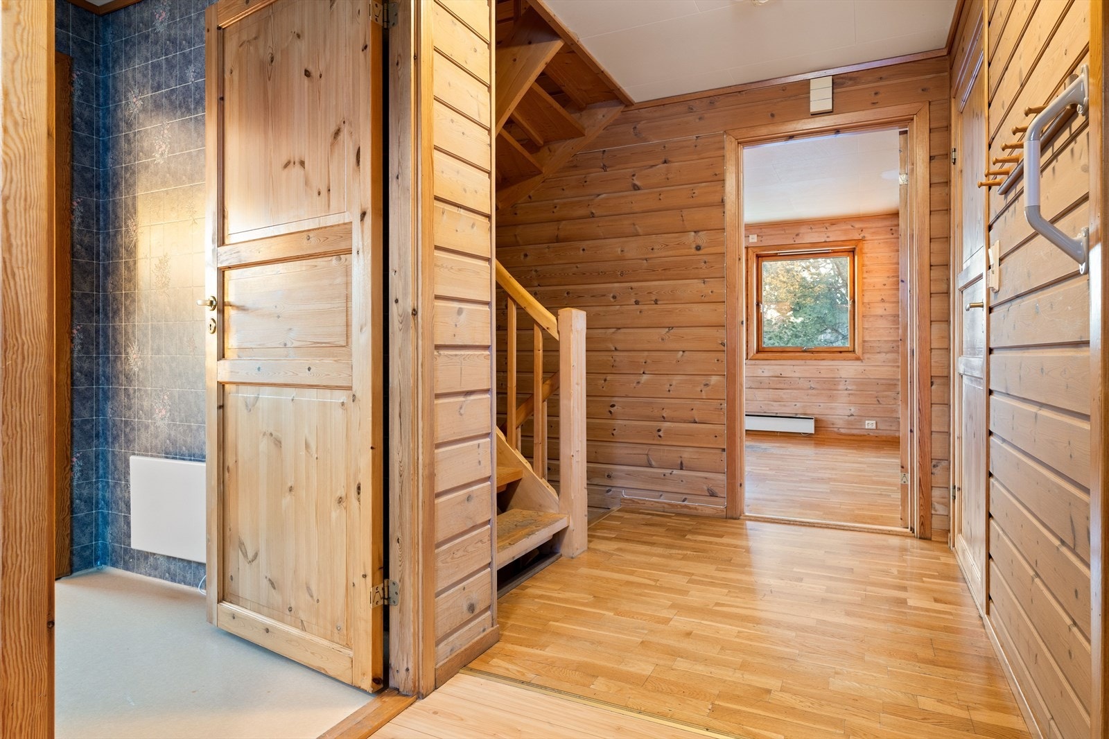 Entréen fungerer som et naturlig og praktisk bindeledd mellom rommene i etasjen, og gir en god og oversiktlig planløsning. Galleribilde