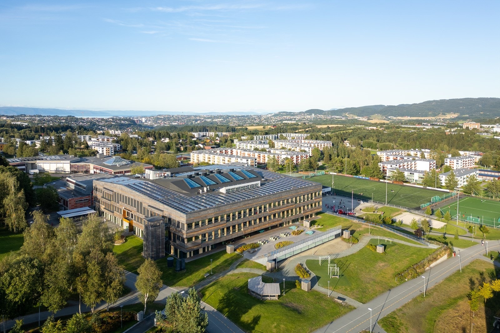Heimdal videregående skole er nærmeste VGS og tilbyr et bredt spekter av studieretninger, og er kjent for sitt gode læringsmiljø. Galleribilde