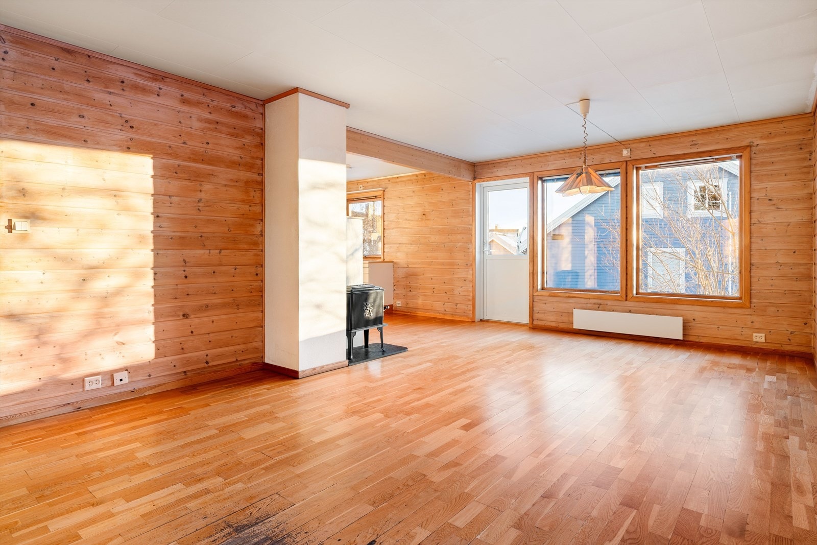 En romslig og lys stue- og kjøkkenløsning på ca. 35,5 kvm gir en luftig romfølelse og byr på gode muligheter for å sette sitt eget preg. Galleribilde