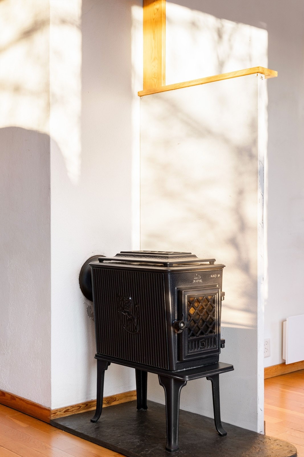 Vedovn i stuen gir lun varme og hyggelig stemning på kalde vinterdager. Galleribilde