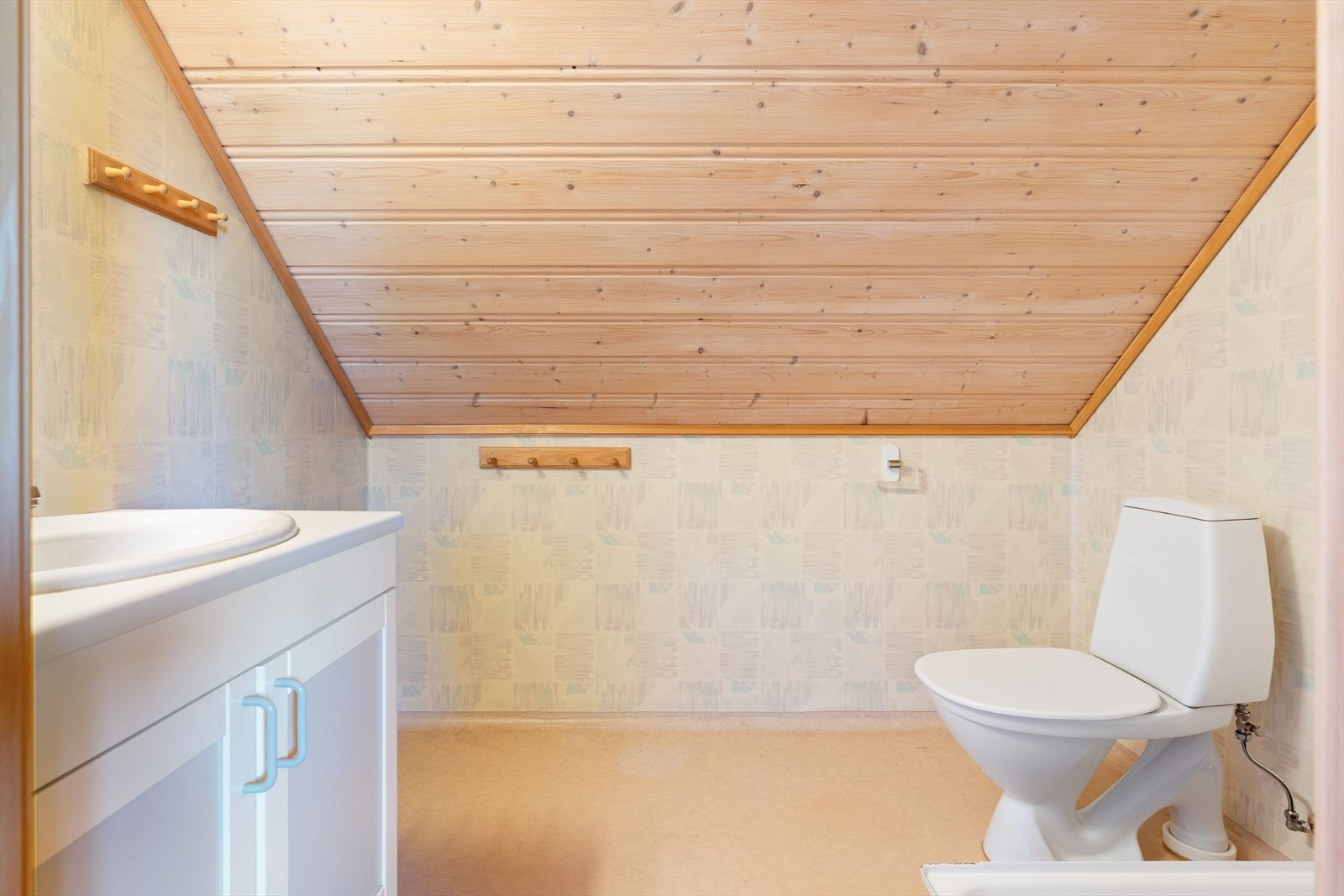 Praktisk baderom med toalett og servant med underbygg. Galleribilde