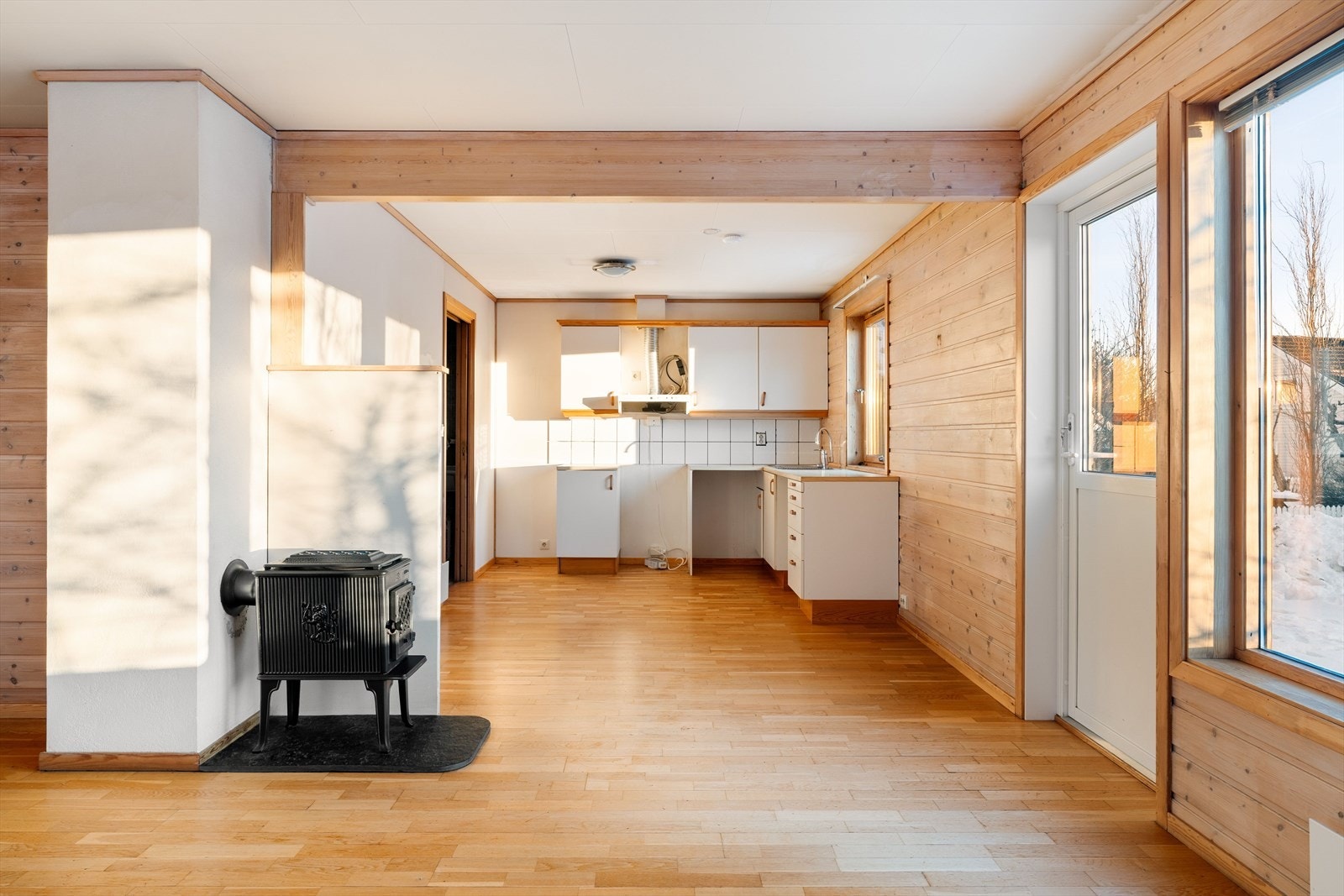 Åpen stue- og kjøkkenløsning som gir gode rammer for både hverdagsliv og sosiale sammenkomster. Galleribilde