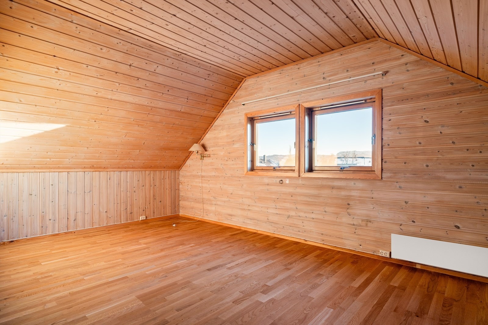 Loftsetasjen har en åpen stue- og kjøkkenløsning på 21 kvm med gode møbleringsmuligheter. Galleribilde