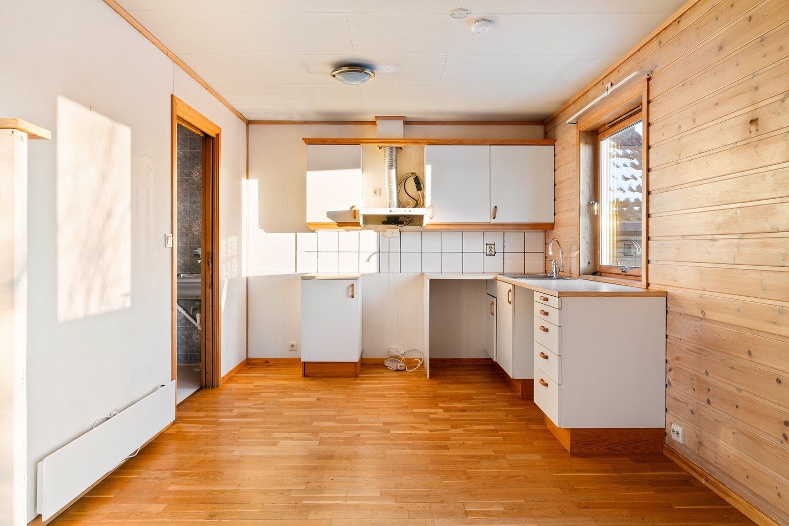 Kjøkkenet har rikelig med skap- og benkeplass, som gjør matlagingen både praktisk og oversiktlig. Galleribilde