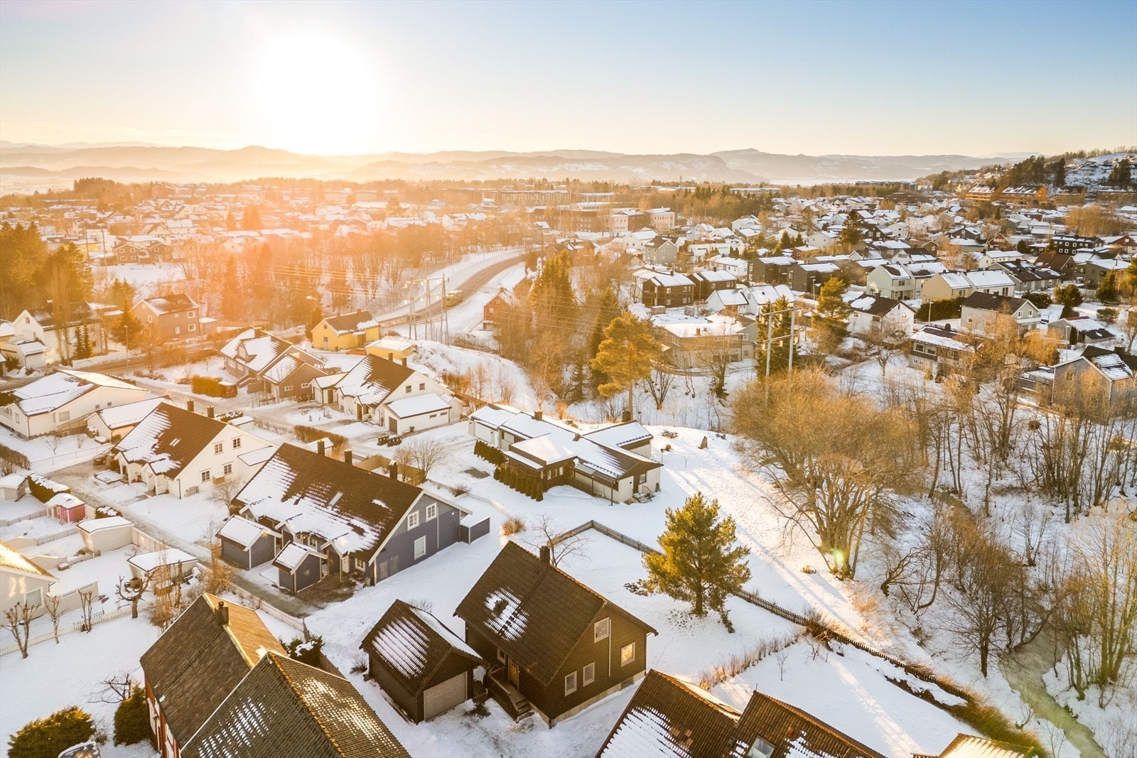 Med nærhet til både skoler, barnehager, friluftsområder og sentrum får du en beliggenhet som passer perfekt for både familier, par og pendlere. Galleribilde