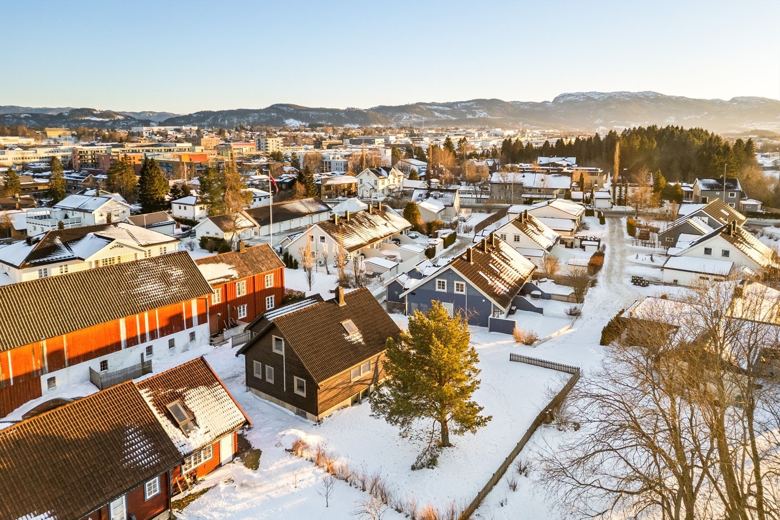 J.O. Stavs veg 20 tilbyr en kombinasjon av rolig nabolag, kort vei til alle servicetilbud og gode transportforbindelser. Galleribilde