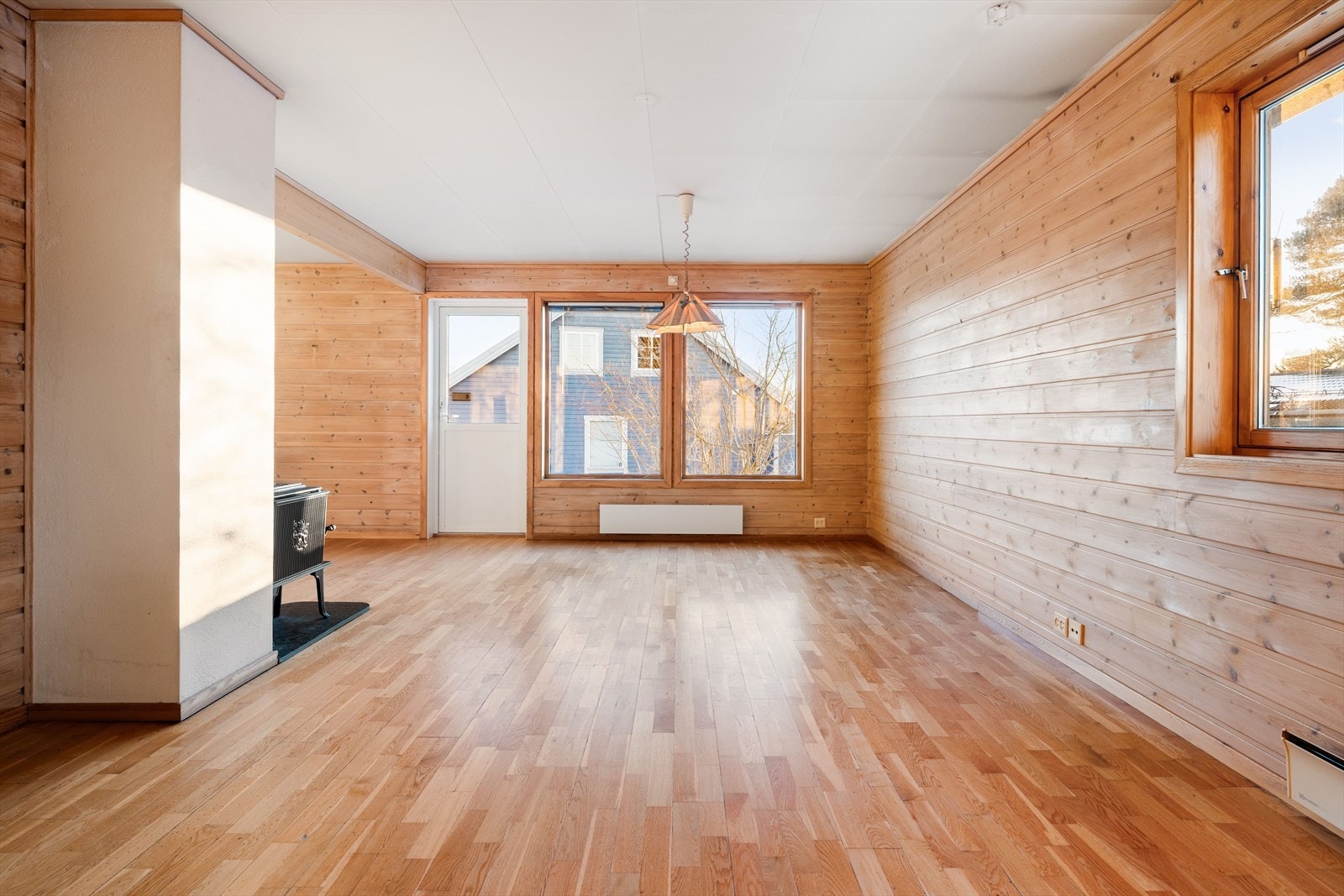 Stuen byr på fleksible møbleringsmuligheter og en luftig atmosfære, med rikelig naturlig lys som strømmer inn gjennom store vindusflater. Galleribilde