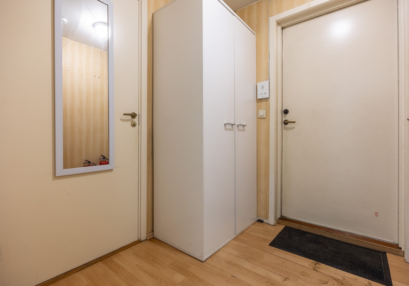 Romslig entré med plass til ønskelige møblementer. Galleribilde