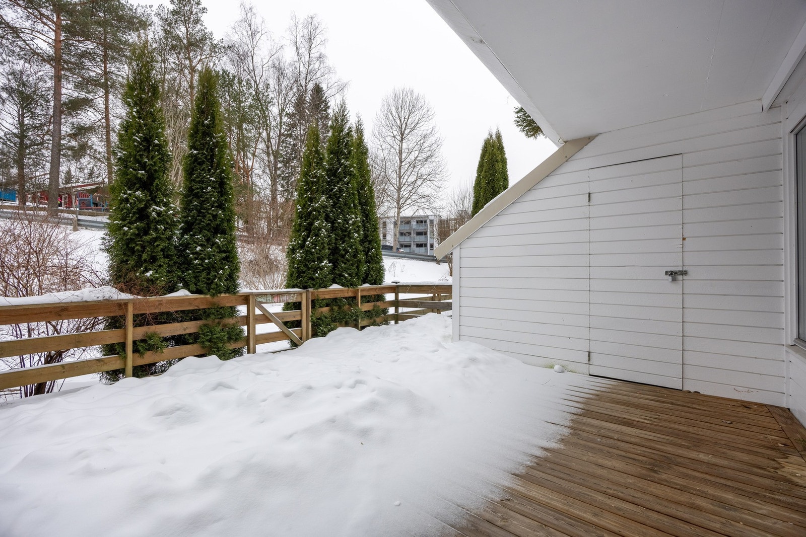 Stor uteplass med tilkomst til utvendig bod. Galleribilde