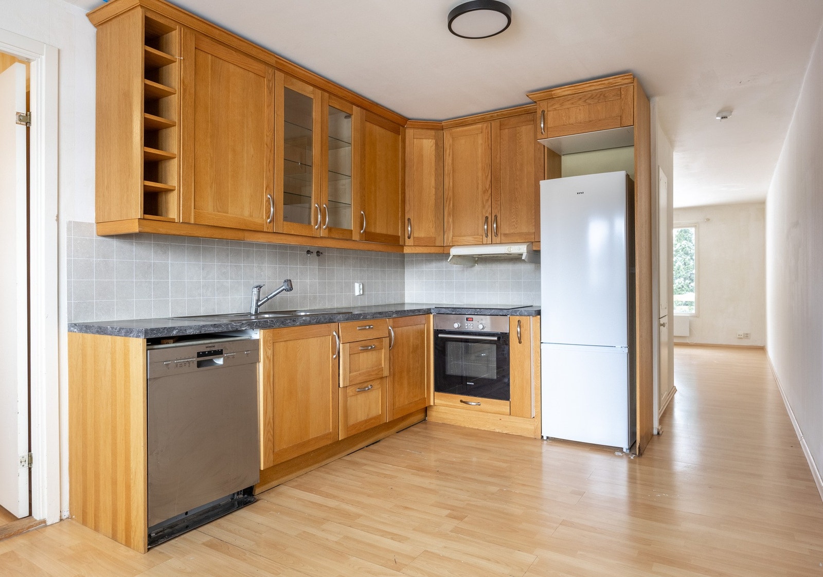 Kjøkkeninnredning med profilerte fronter og laminat benkeplate. Galleribilde