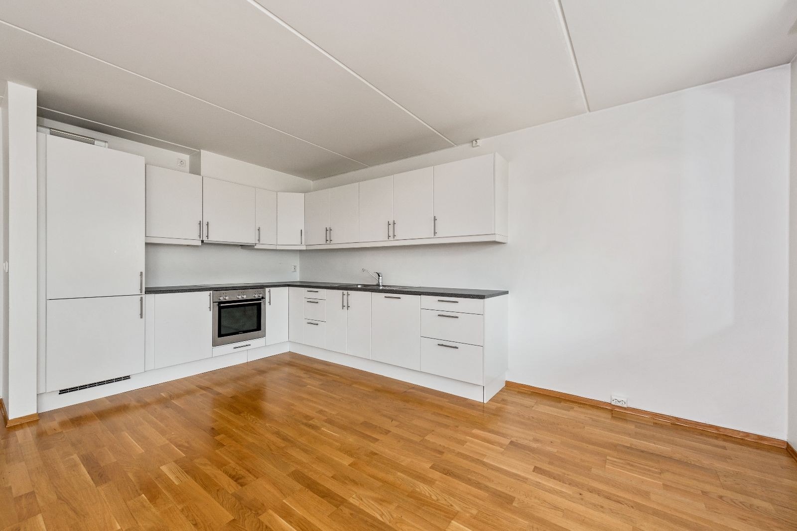 Kjøkken med integrerte hvitevarer Galleribilde