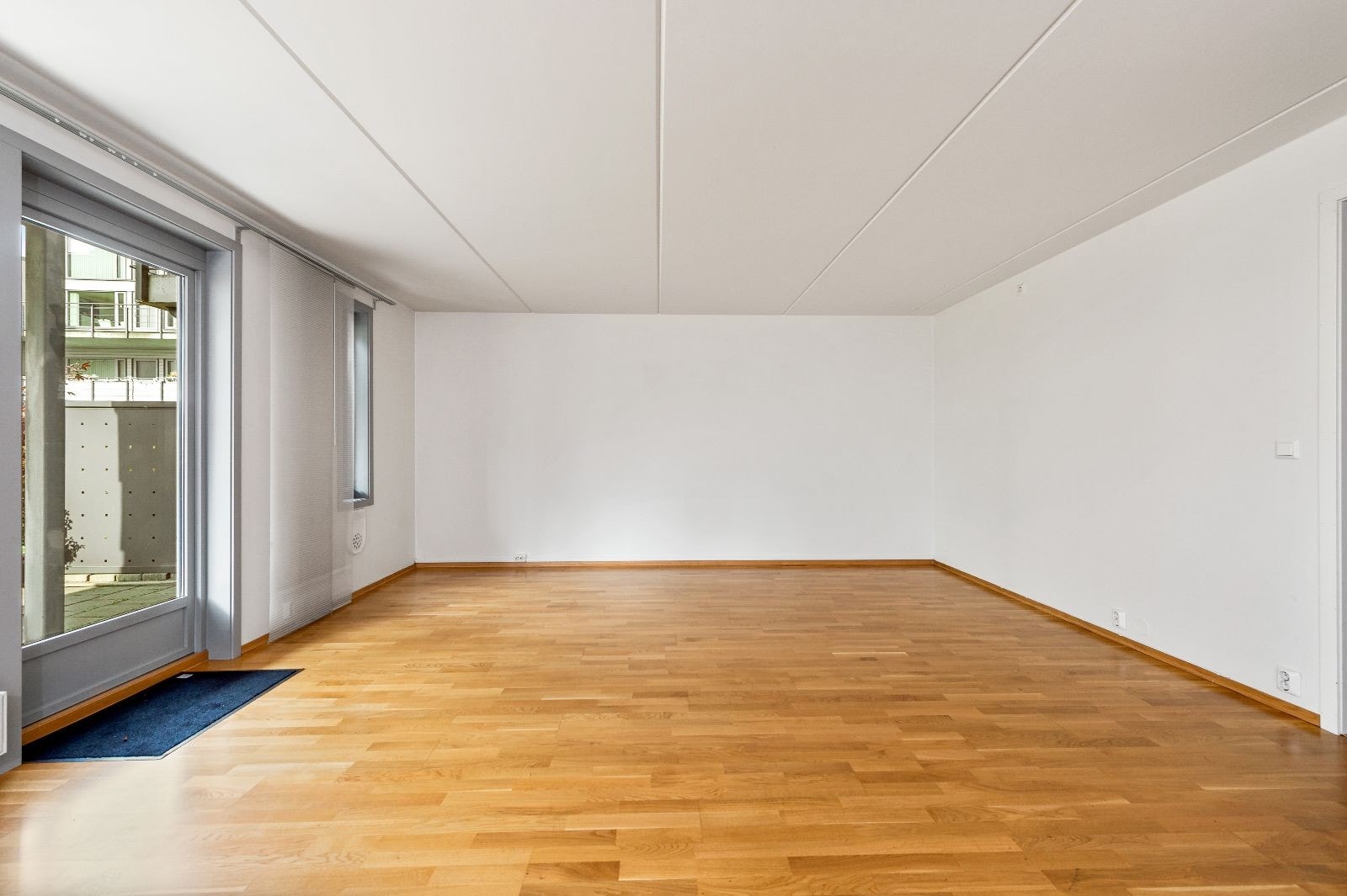 Romslig stue med utgang til steinlagt uteplass Galleribilde