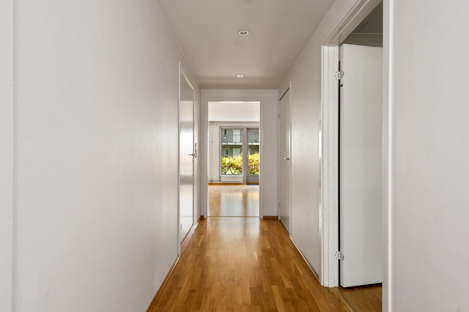 Lys gang med dør til begge soverom, bad og innvendig bod Galleribilde