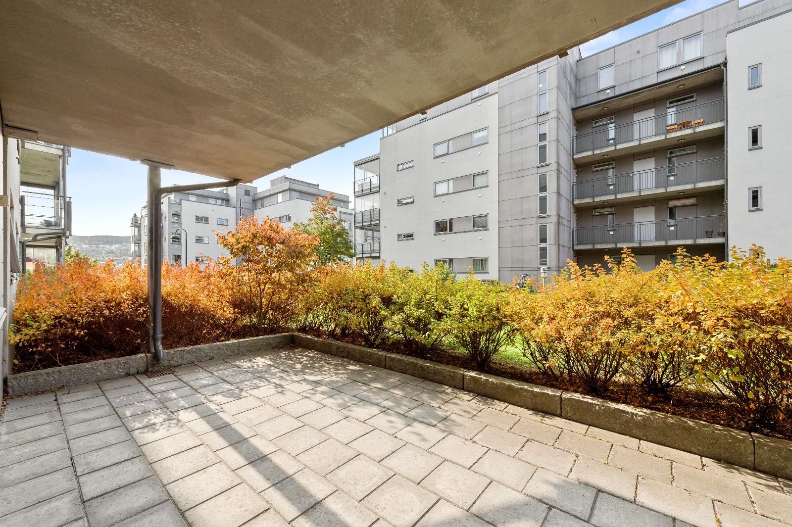 Romslig overbygd uteplass Galleribilde