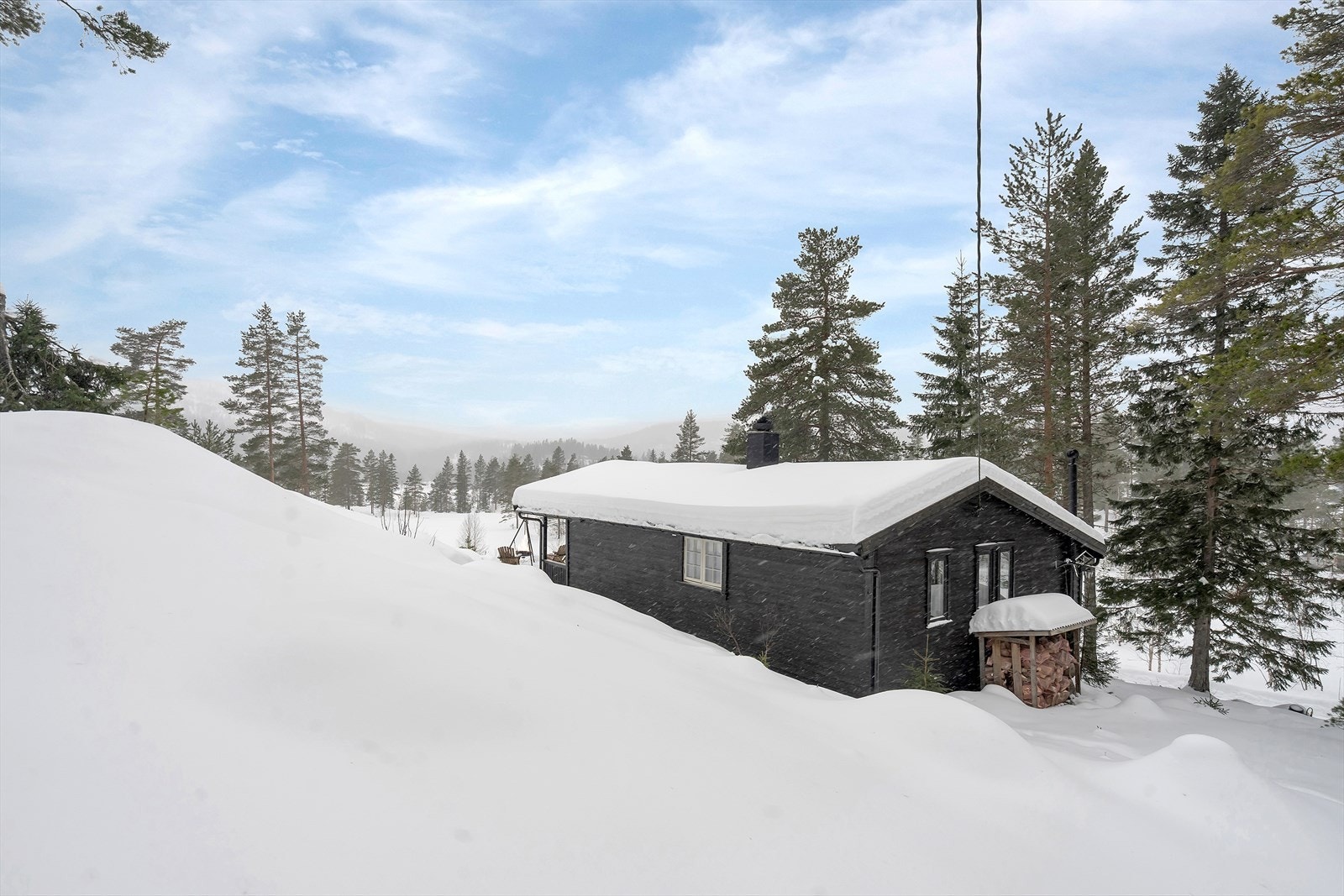 Fasade bak | Utvendig taktekking, pipebeslag, takrenner og nedløp fra år 2020. Galleribilde