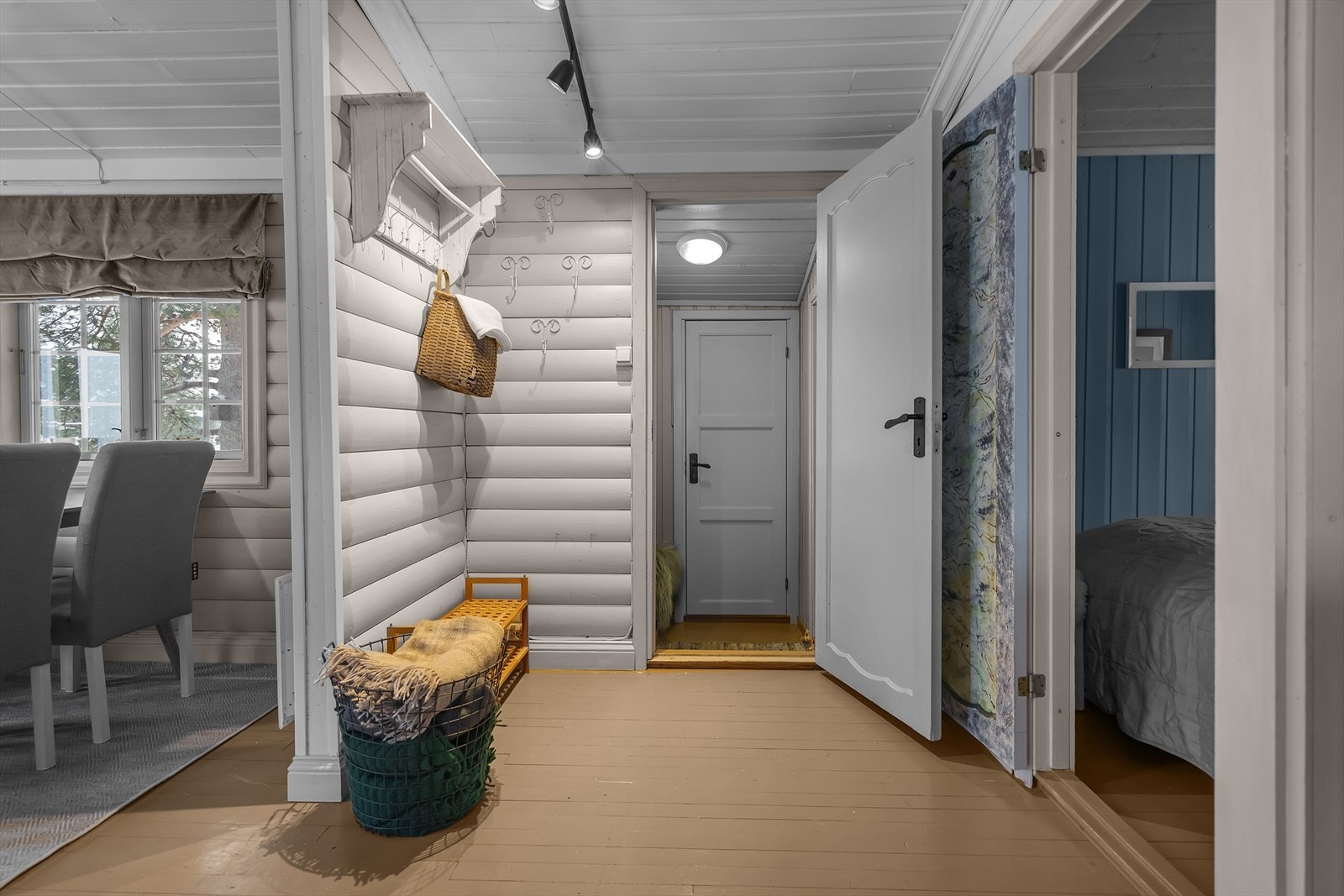 Et praktisk inngangsparti med plass for oppbevaring av yttertøy og sko. Forenkler overgangen fra ute til inne. Praktisk bod ifm gangen. Galleribilde