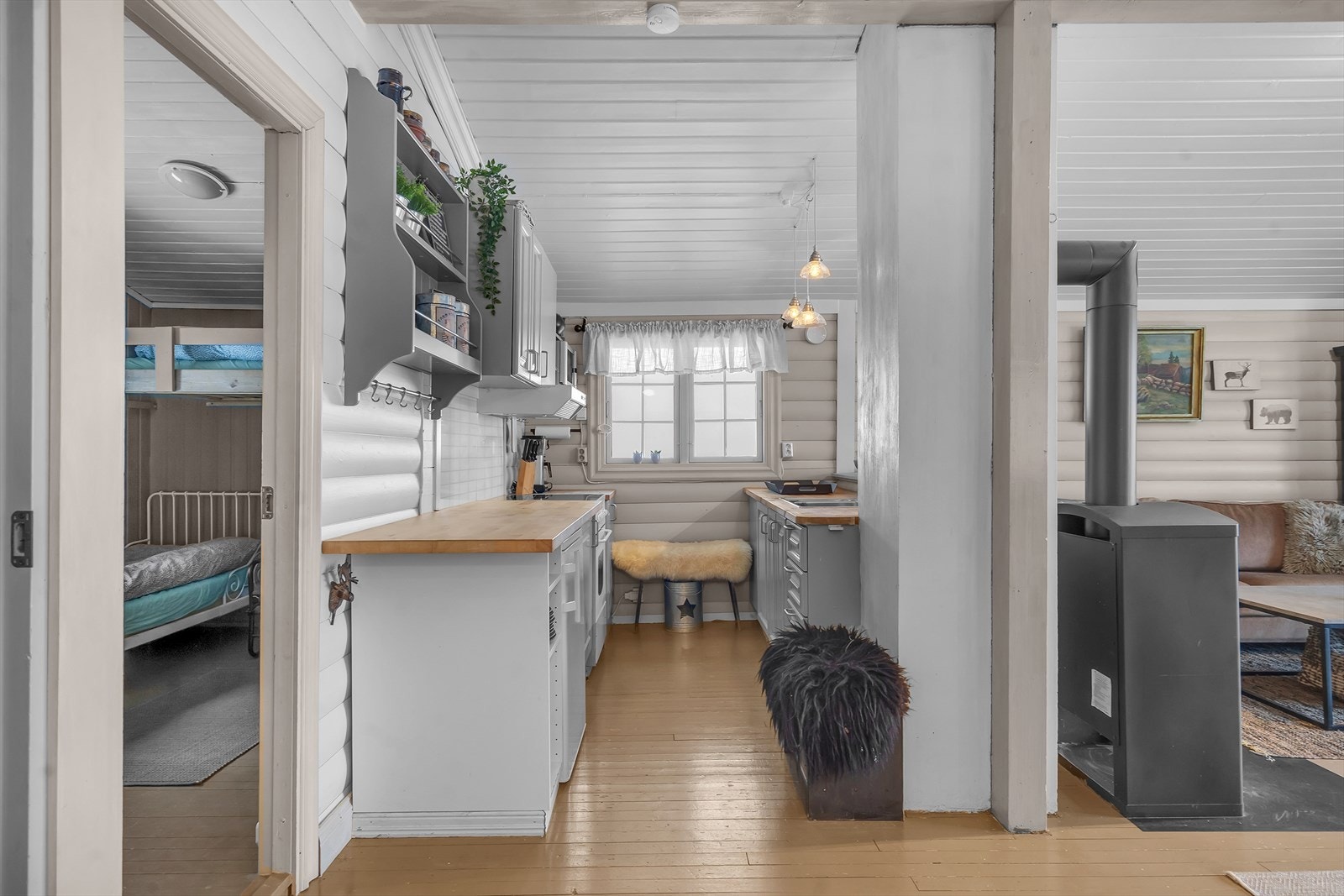 Alt av kjøkkenutstyr som er på hytta, bestikk m.m. medfølger i handelen. Galleribilde