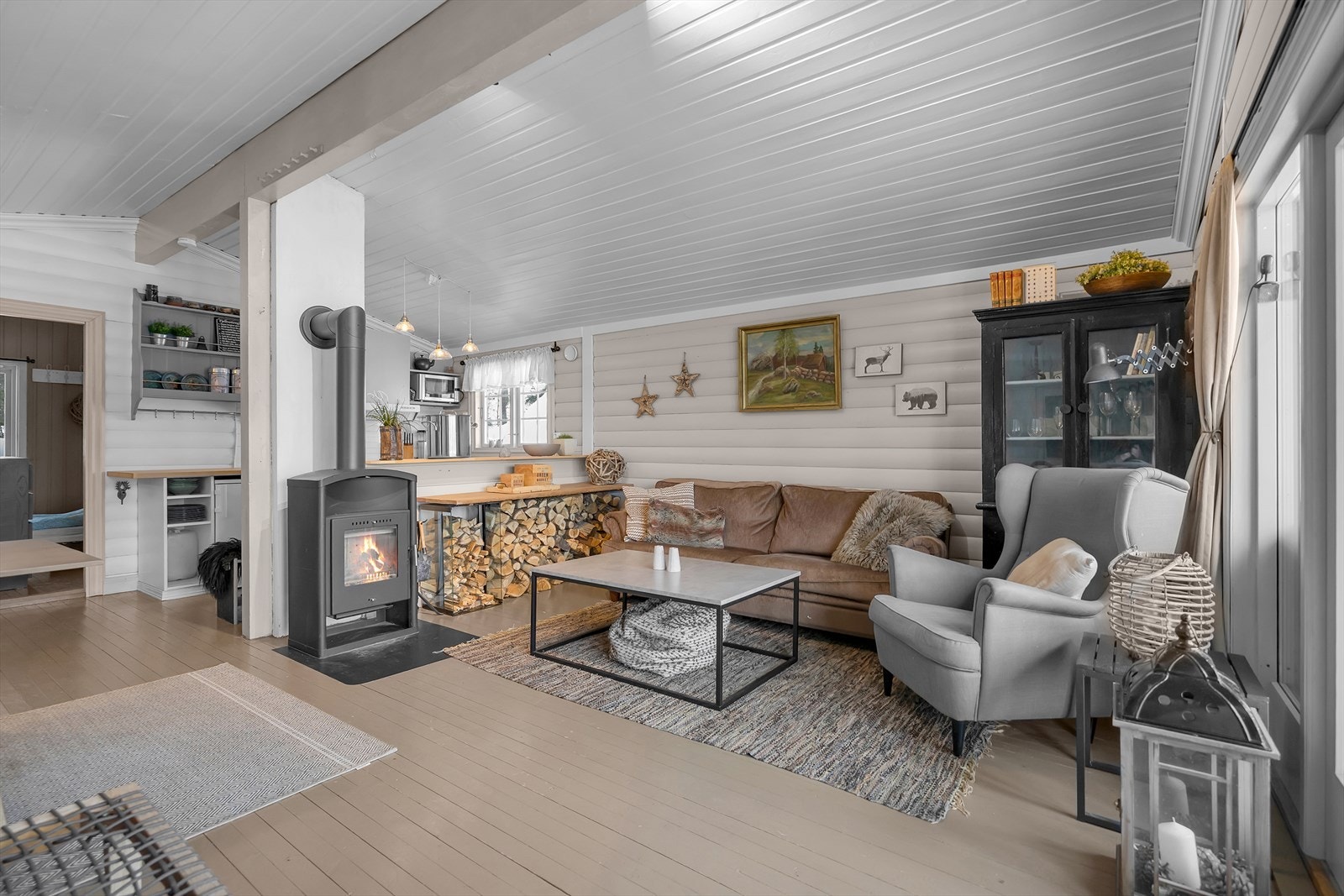 Koselig peis-ovn i stuen. Galleribilde