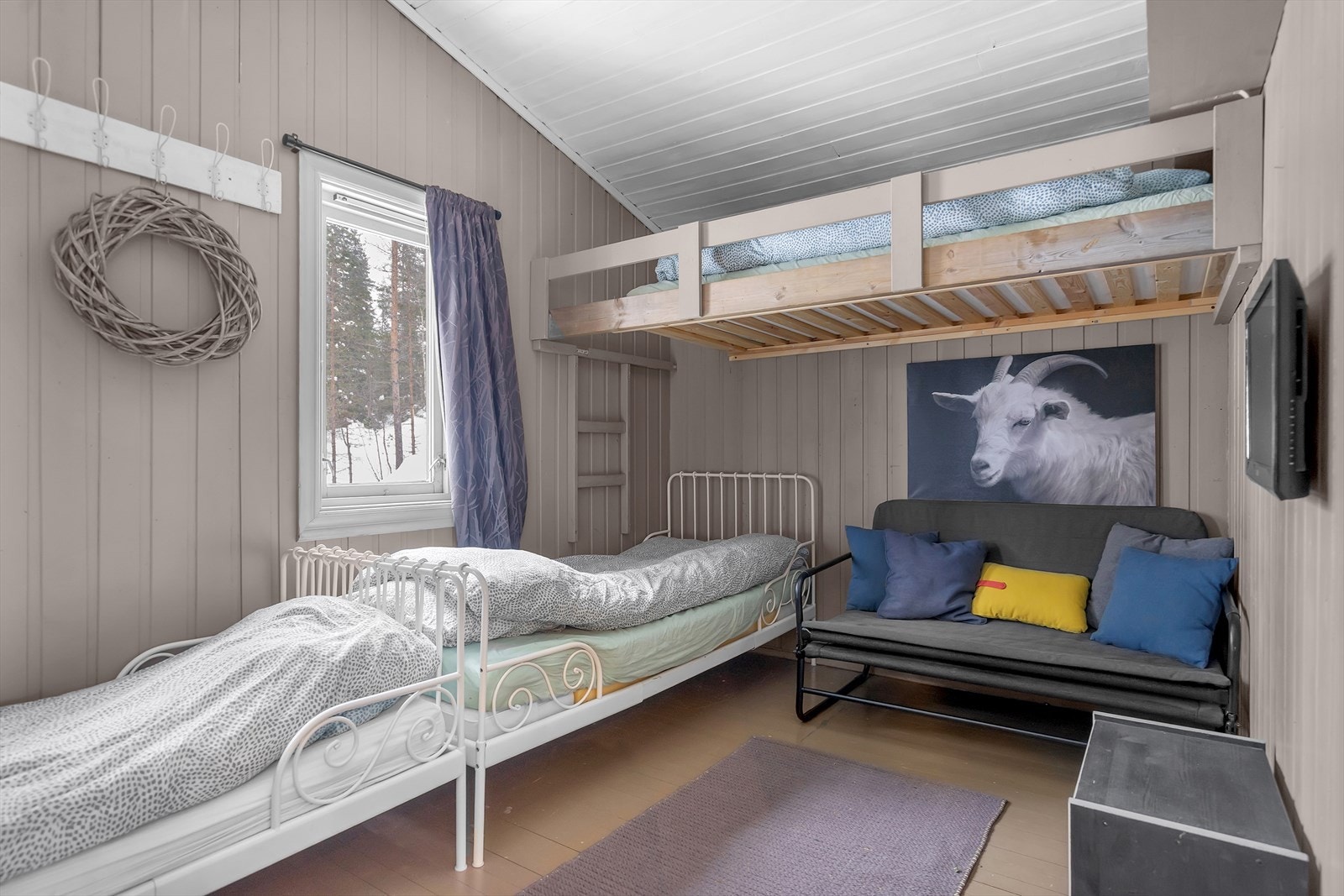 Soverom 2 | Opprinnelig var dette delt inn i 2 soverom, men vegg er fjernet, og ombygd til ett stort soverom slik det er i dag. Galleribilde