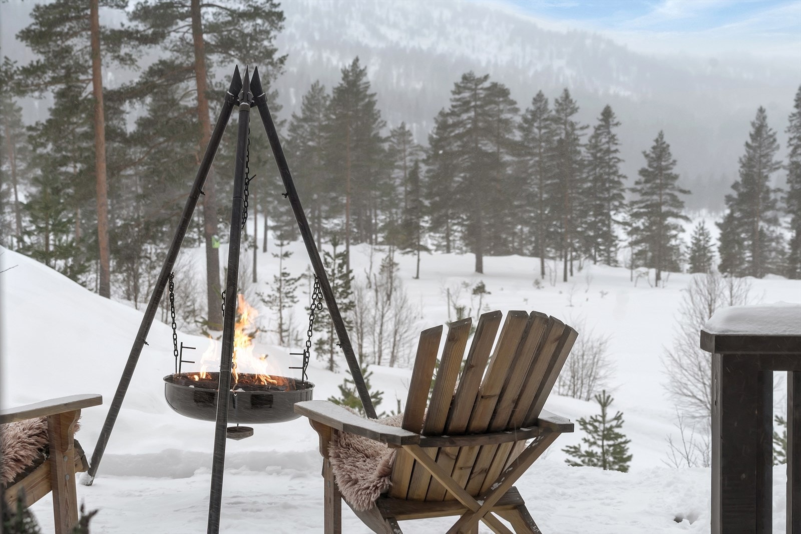 Direkte adkomst fra stuen til en delvis overbygd terrasse og uteplassen, som har gode solforhold og en nydelig utsikt, perfekt for avslapning og utendørs opphold. Galleribilde