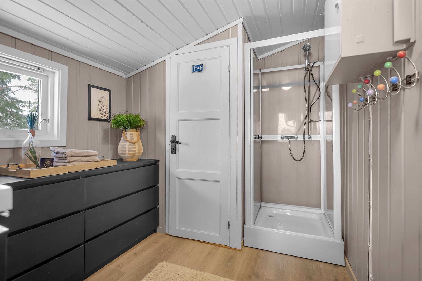 Dusjkabinett hvor vann kommer fra en vanntrykkbeholder. Galleribilde