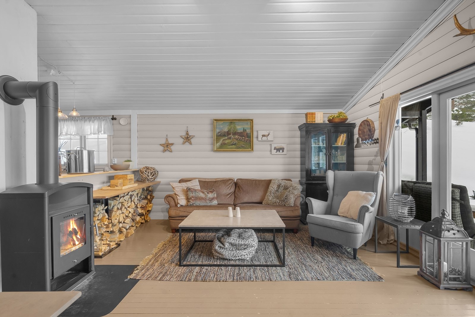 Lys og fin stue, med god plass til både sofagruppe og spisebord. Galleribilde