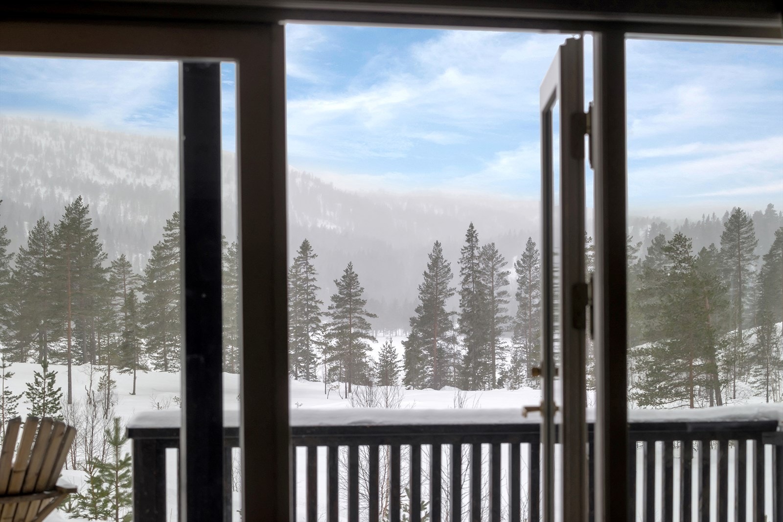 Direkte adkomst fra stuen til en delvis overbygd terrasse og uteplassen, som har gode solforhold og en nydelig utsikt, perfekt for avslapning og utendørs opphold. Galleribilde