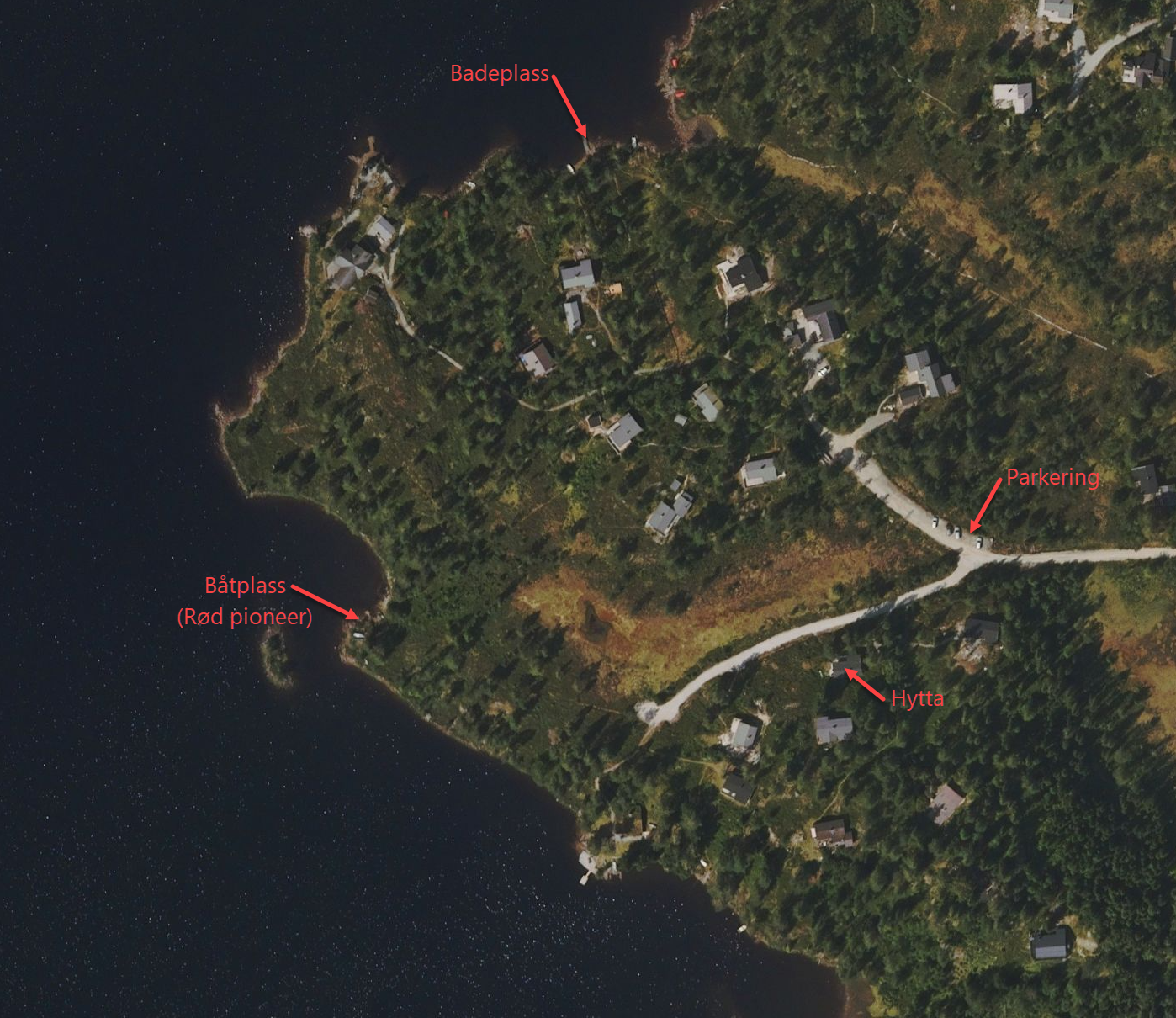 Oversiktsbilde fra selger | Hytta ligger luftig og idyllisk til, kun ca. 200 meter fra en badeplass og båtplass der båten som følger med kan tas i bruk. Galleribilde