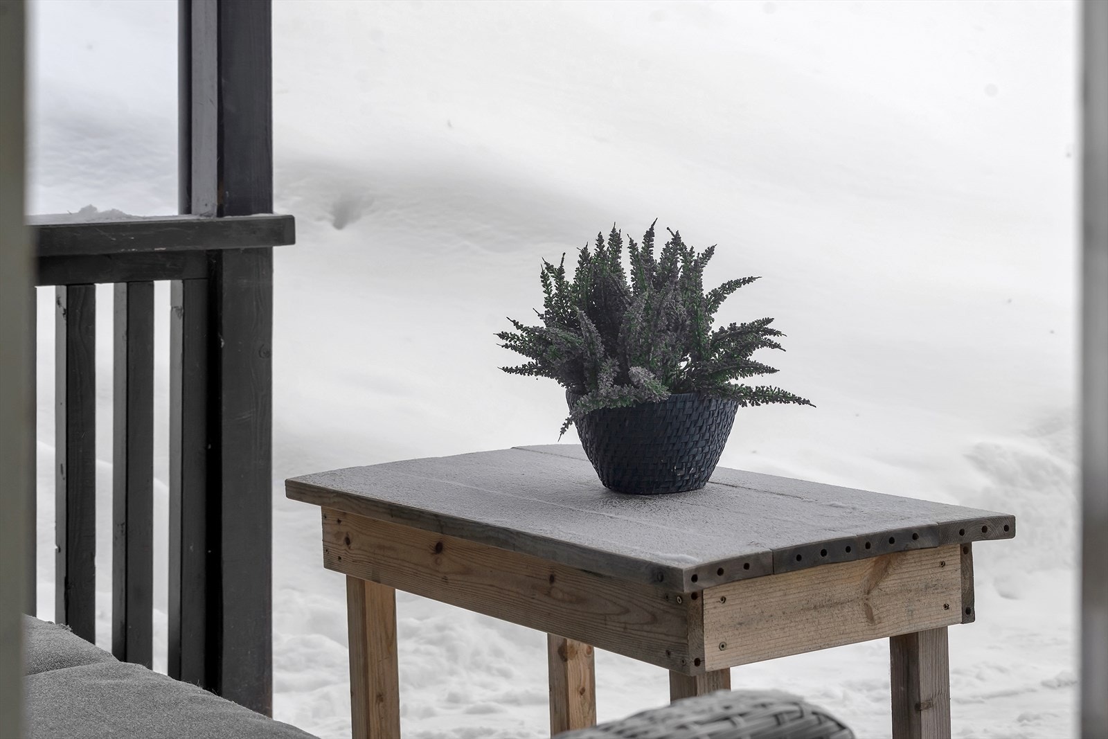 Direkte adkomst fra stuen til en delvis overbygd terrasse og uteplassen, som har gode solforhold og en nydelig utsikt, perfekt for avslapning og utendørs opphold. Galleribilde