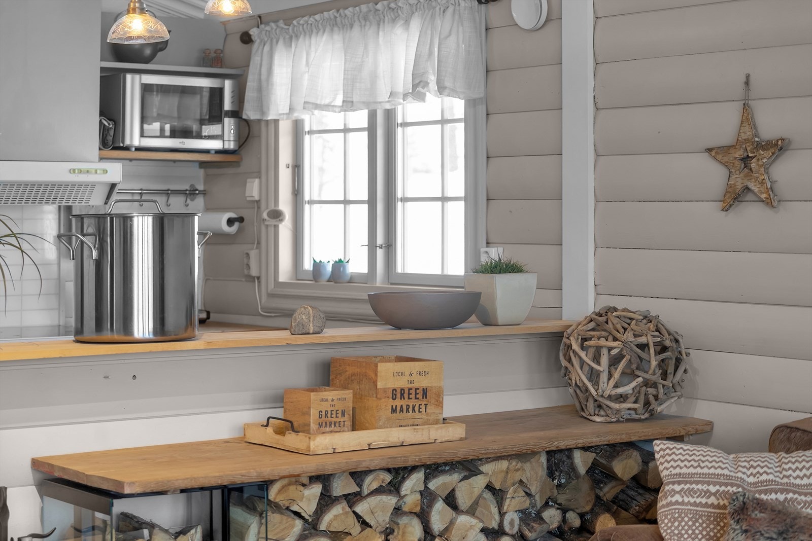 Åpen løsning mot stuen, som gir en sosial og brukervennlig atmosfære. Galleribilde