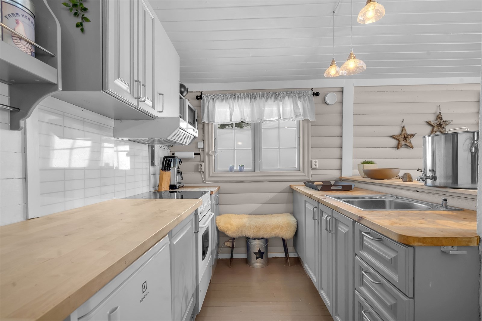 Kjøkkeninnredningen består av profilerte fronter, og benkeplater er laget av heltre. Utstyrt med kjøleskap, komfyr og microbølgeovn. Galleribilde