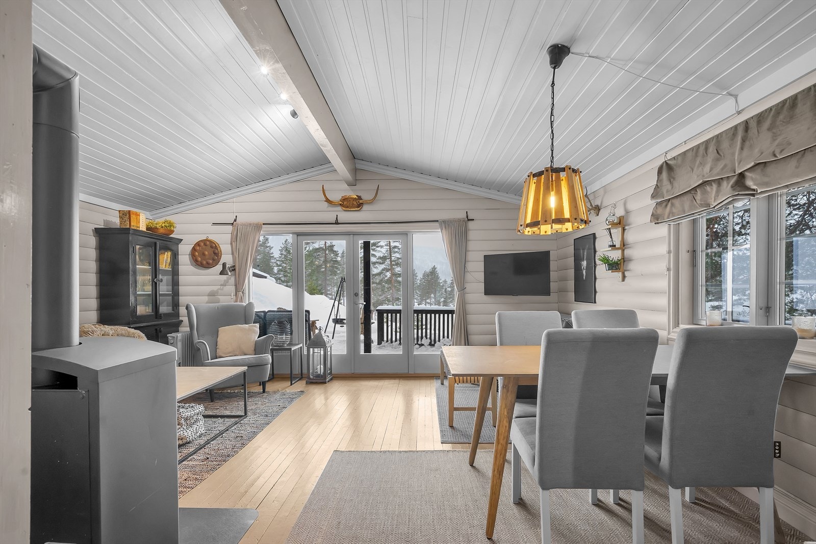 Stuen er romslig og har store vindusflater som slipper inn mye naturlig lys og gir en følelse av å bringe naturen og utsikten innendørs. Galleribilde