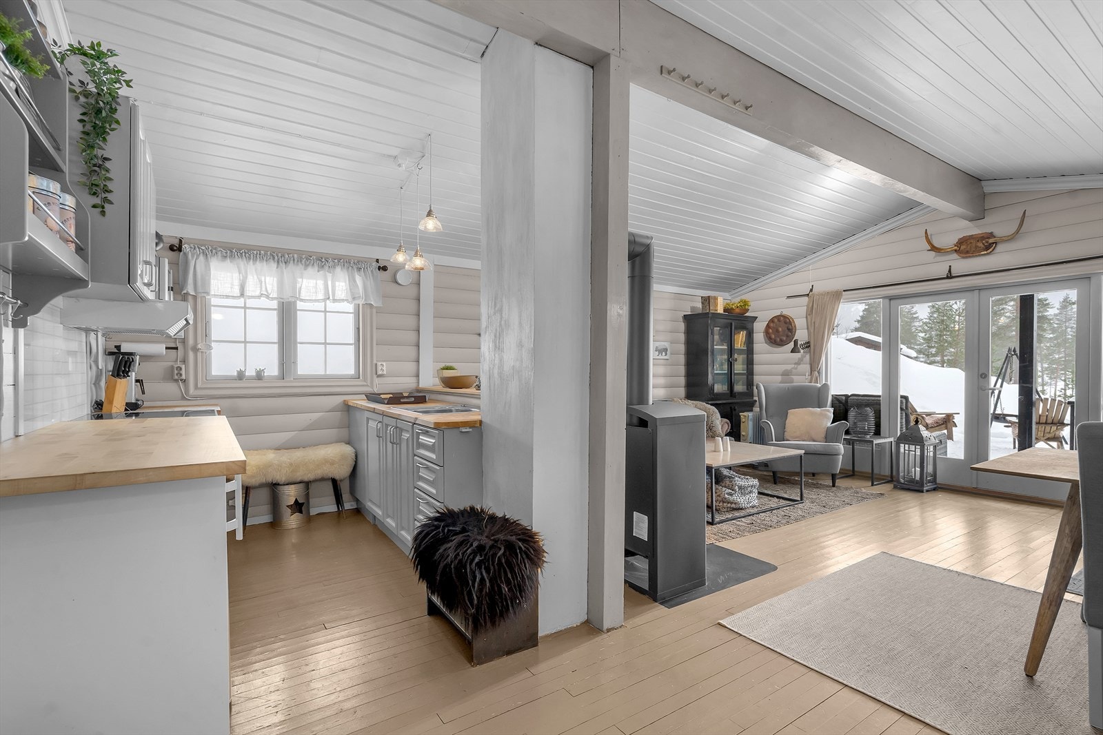 God takhøyde, som gir en god romfølelse i hytta. Galleribilde