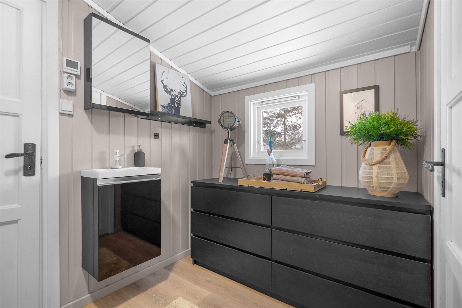 Bad, med varme i gulv. | Svart baderomsinnredning fra 2019 med porselensvask | Badet har ikke innlagt vann. Galleribilde