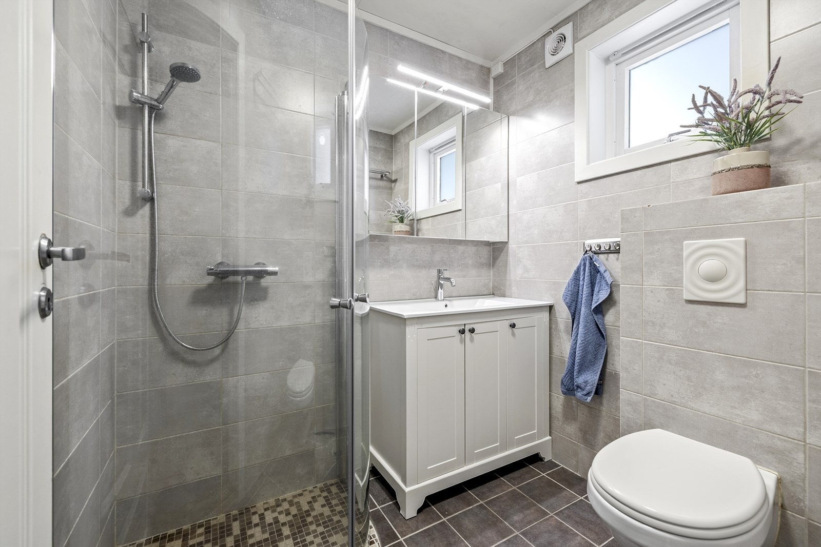 Badet er pent med tidsriktig innredning. Det er varmekabler på gulvet og badet er ifølge tidligere tilstandsrapport pusset opp i 2010. Galleribilde