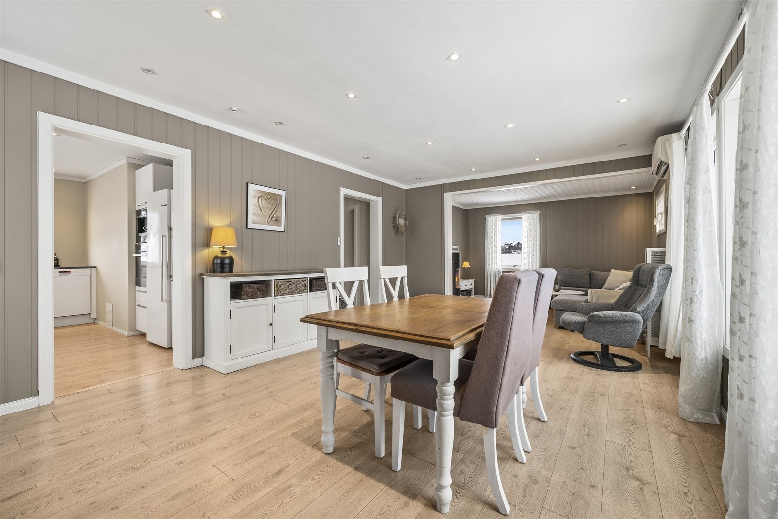 Det er god plass til å innrede med en hyggelig spiseplass i tilknytning til kjøkkenet. Galleribilde