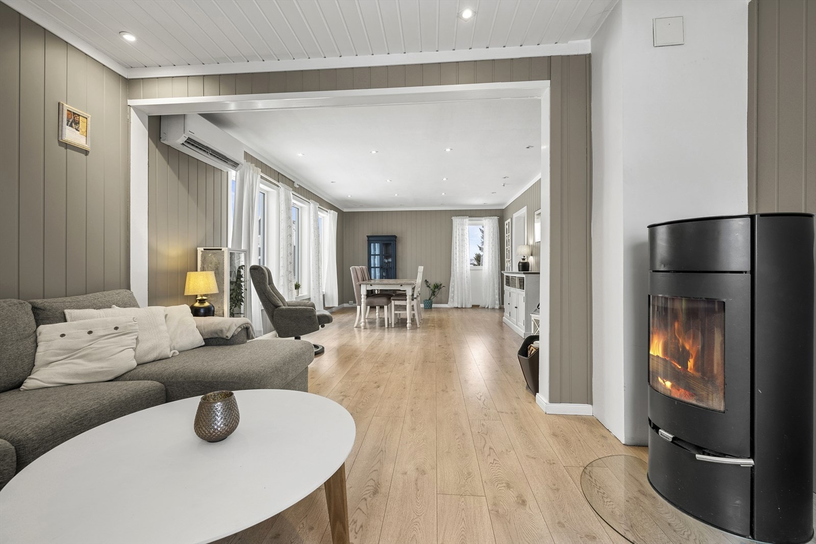 Videre har stuen en flott peis som et ekstra stemningsskapende moment, samt en varmepumpe montert i 2018. Galleribilde