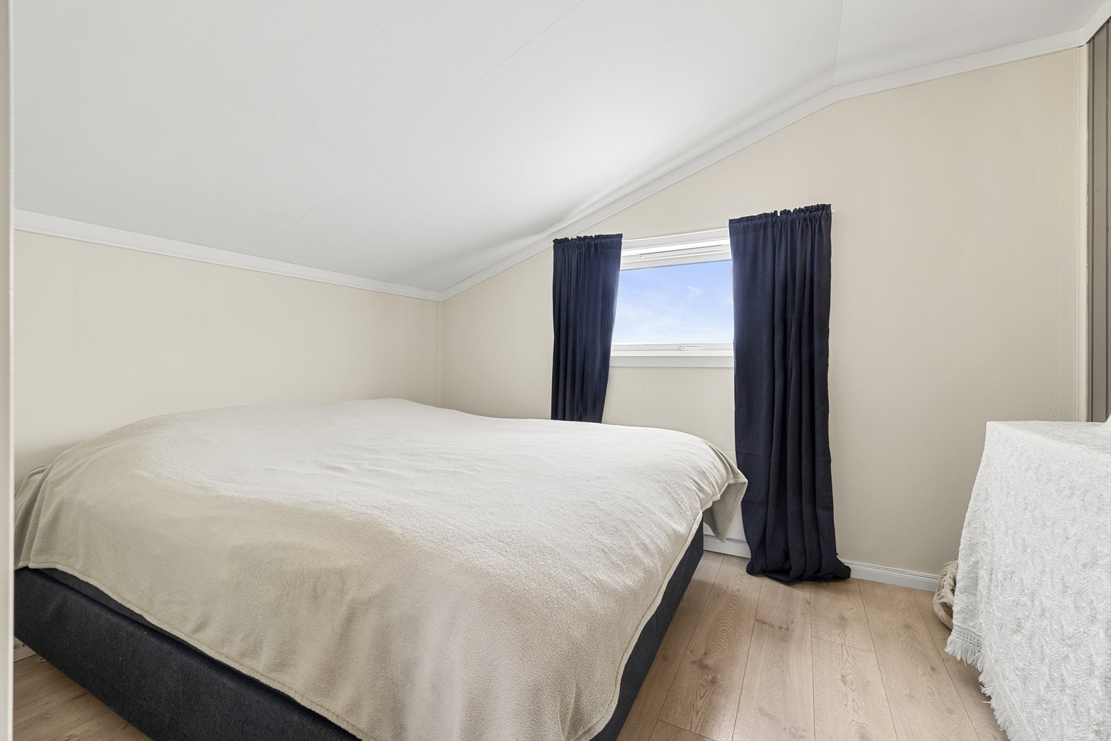 Boligen har totalt tre flotte soverom. Hovedsoverommet er av god størrelse. Galleribilde