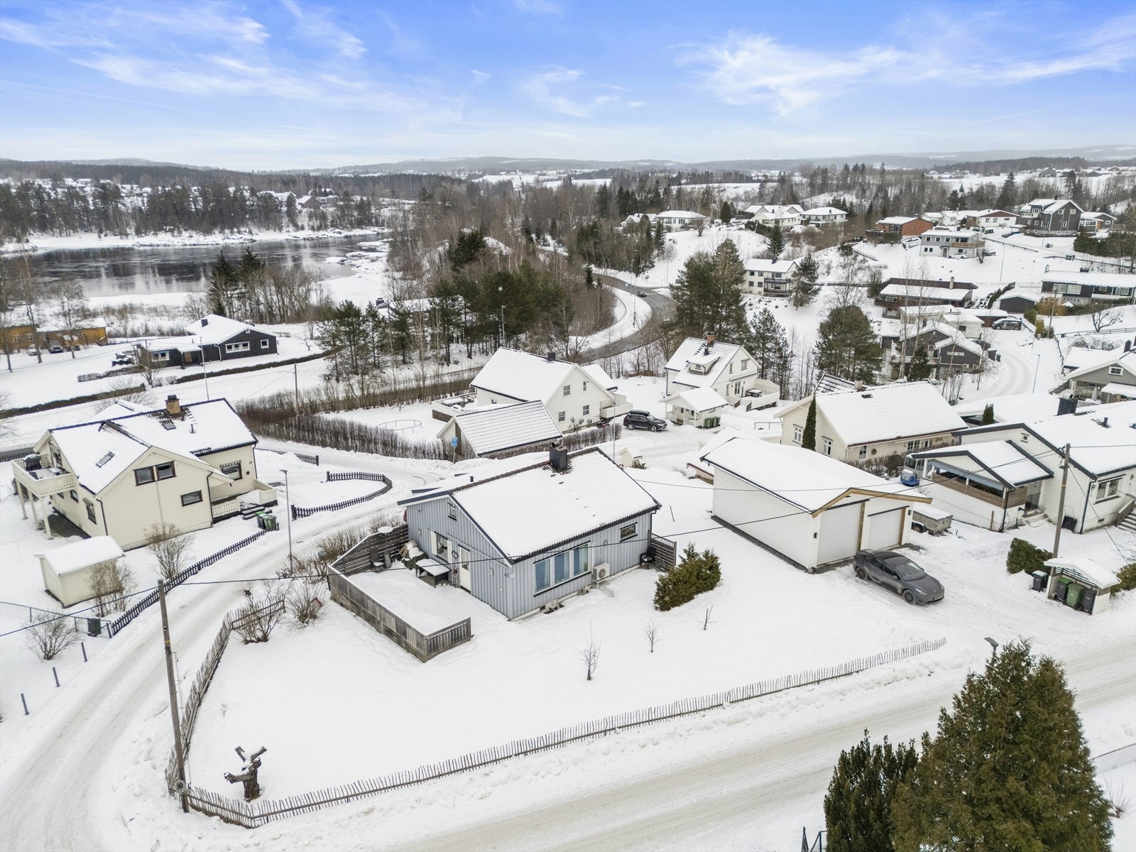 Fyenveien ligger i et hyggelig og familievennlig område på Sørumsand. Det er kort vei til dagligvare, bussholdeplass og togstasjon blant annet. Galleribilde