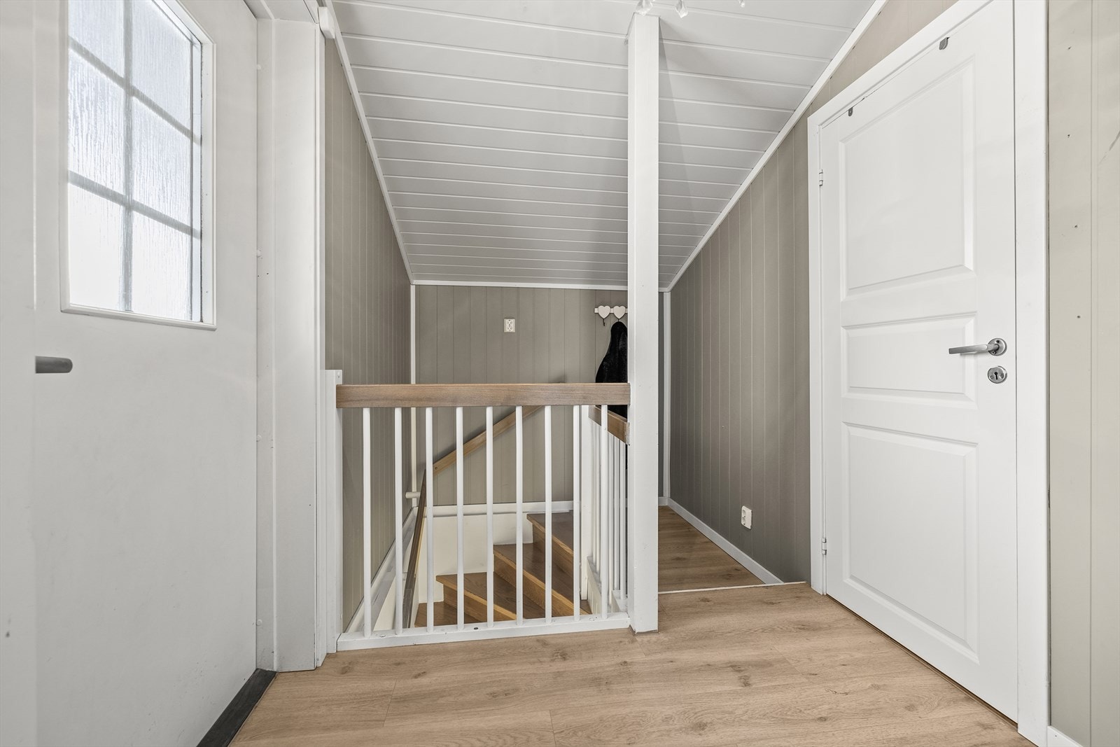 Fra vindfang/entré er det trapp ned til kjelleretasjen. Galleribilde