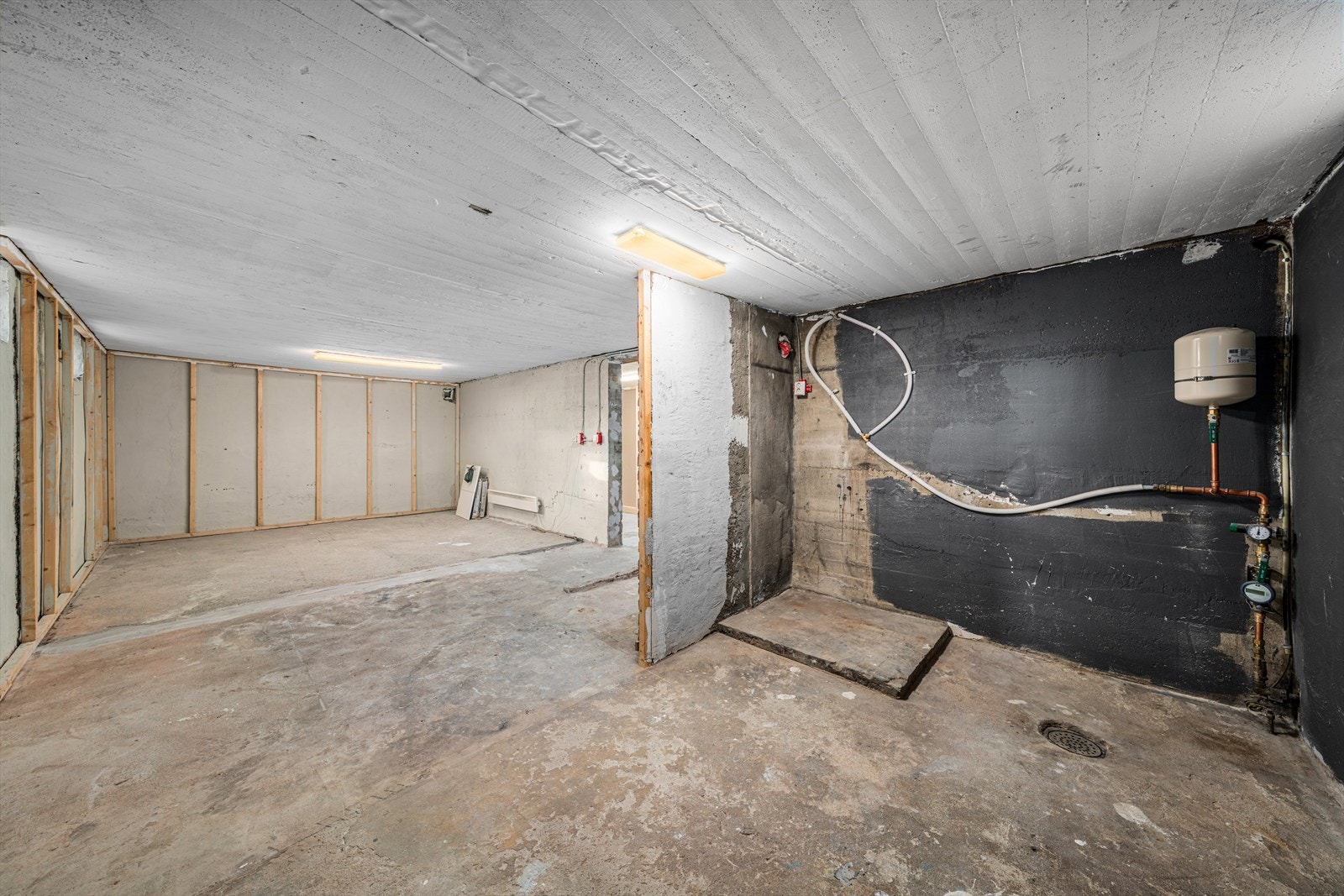 Kjelleren er delt inn i tre kjellerrom med gode utviklingsmuligheter. Galleribilde