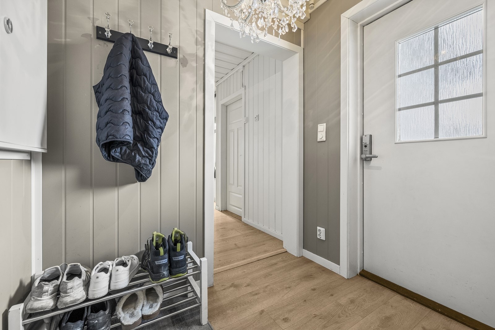 Vel inne blir du møtt av en innbydende entré/vindfang som leder videre til gangen med en praktisk skyvedørsgarderobe. Galleribilde