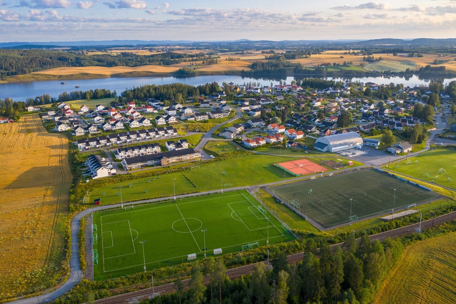 Sørumsand IF har aktivitetstilbud innen allidrett, fotball, håndball, svømming og ski. Galleribilde