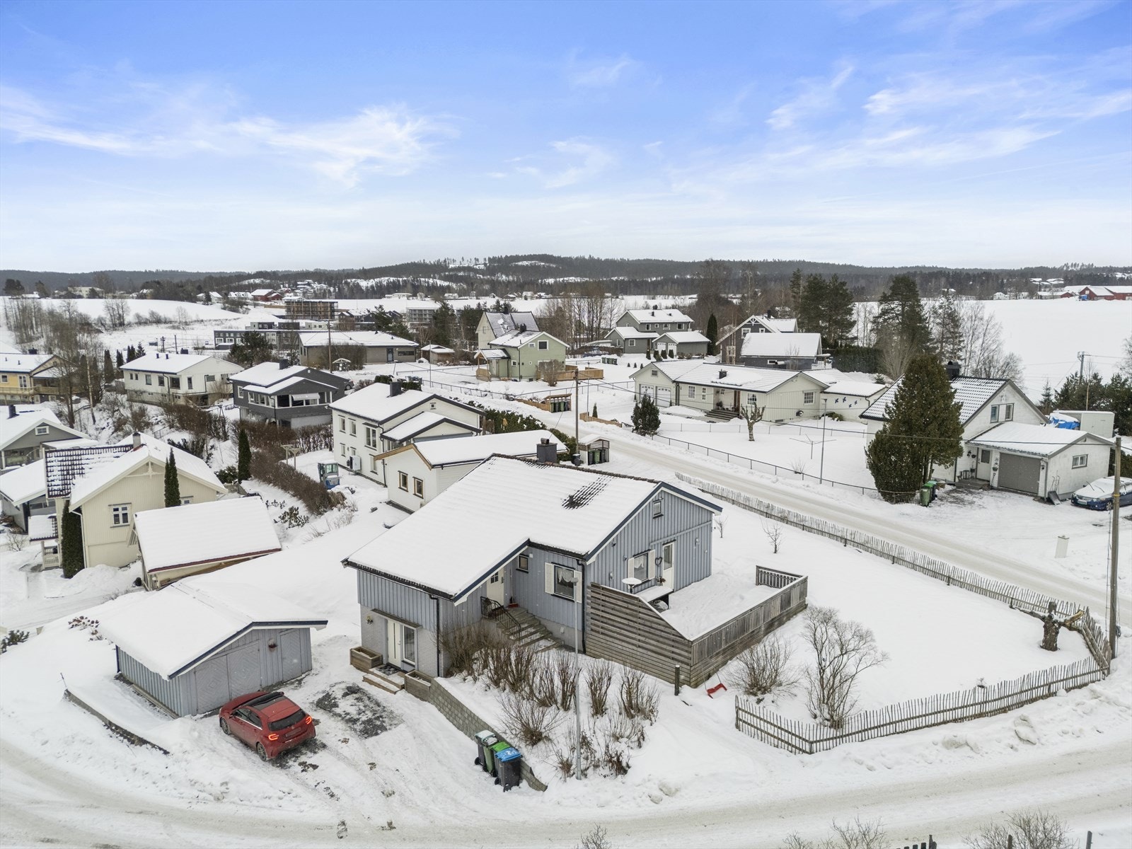 En eiendommen med stor og solrik hage! Galleribilde