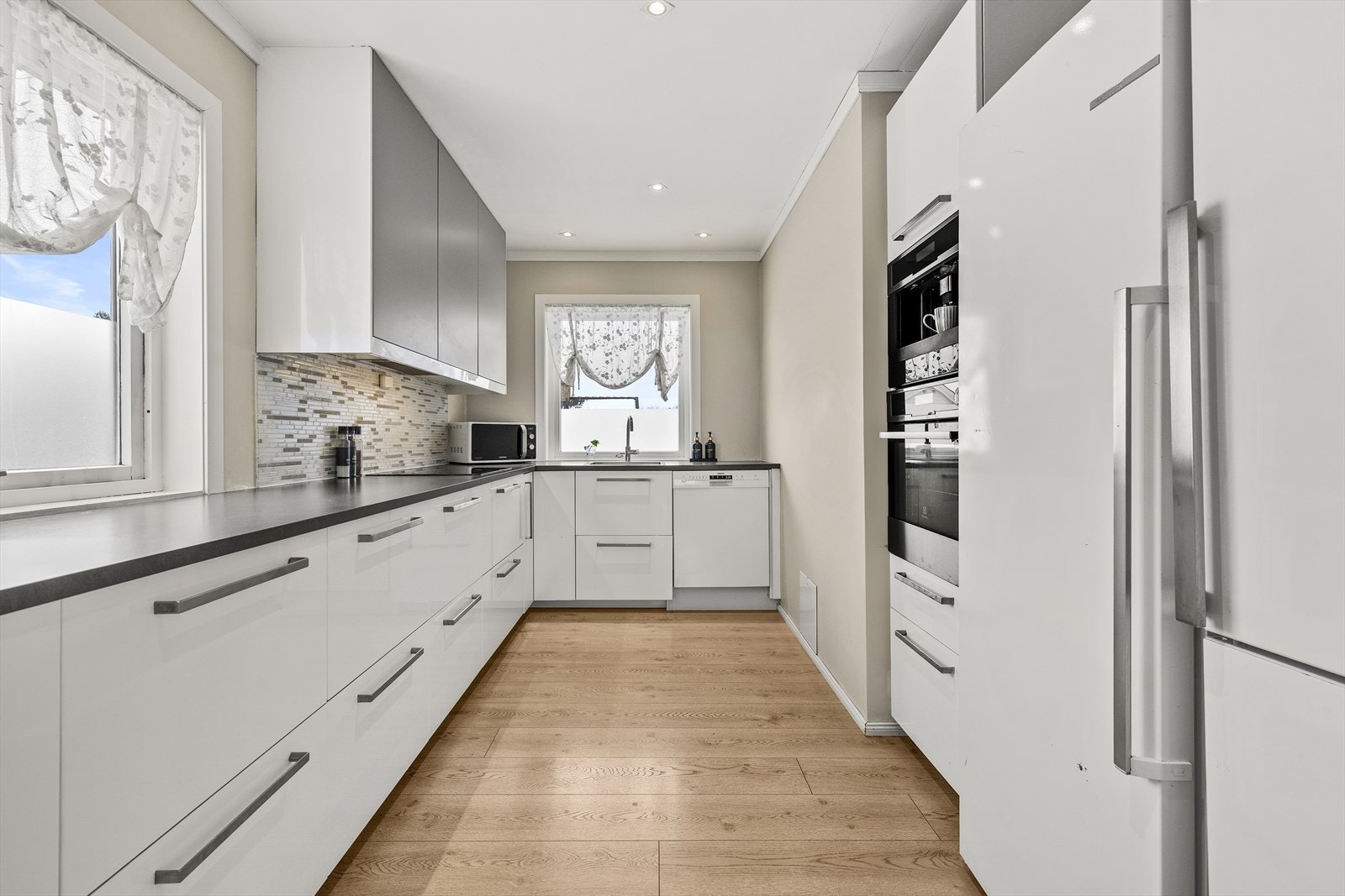 Kjøkkenet er innbydende, med store vinduer og står til stil med resten av boligen. Galleribilde