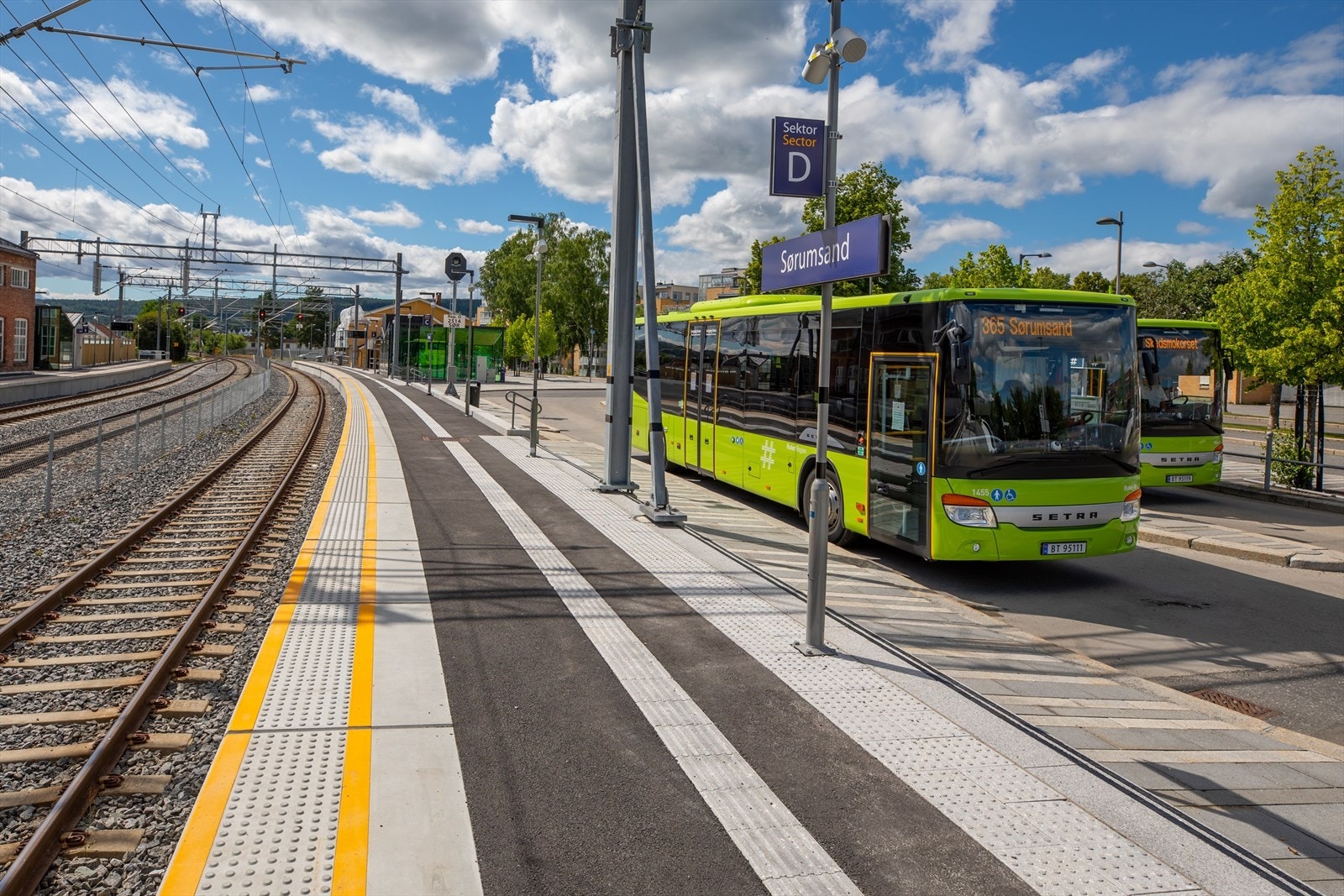 Kollektivtilbudet i området består av buss og tog. Det er 850 m til Sørumsand stasjon og herfra bruker toget ca. 30 min til Oslo. Galleribilde