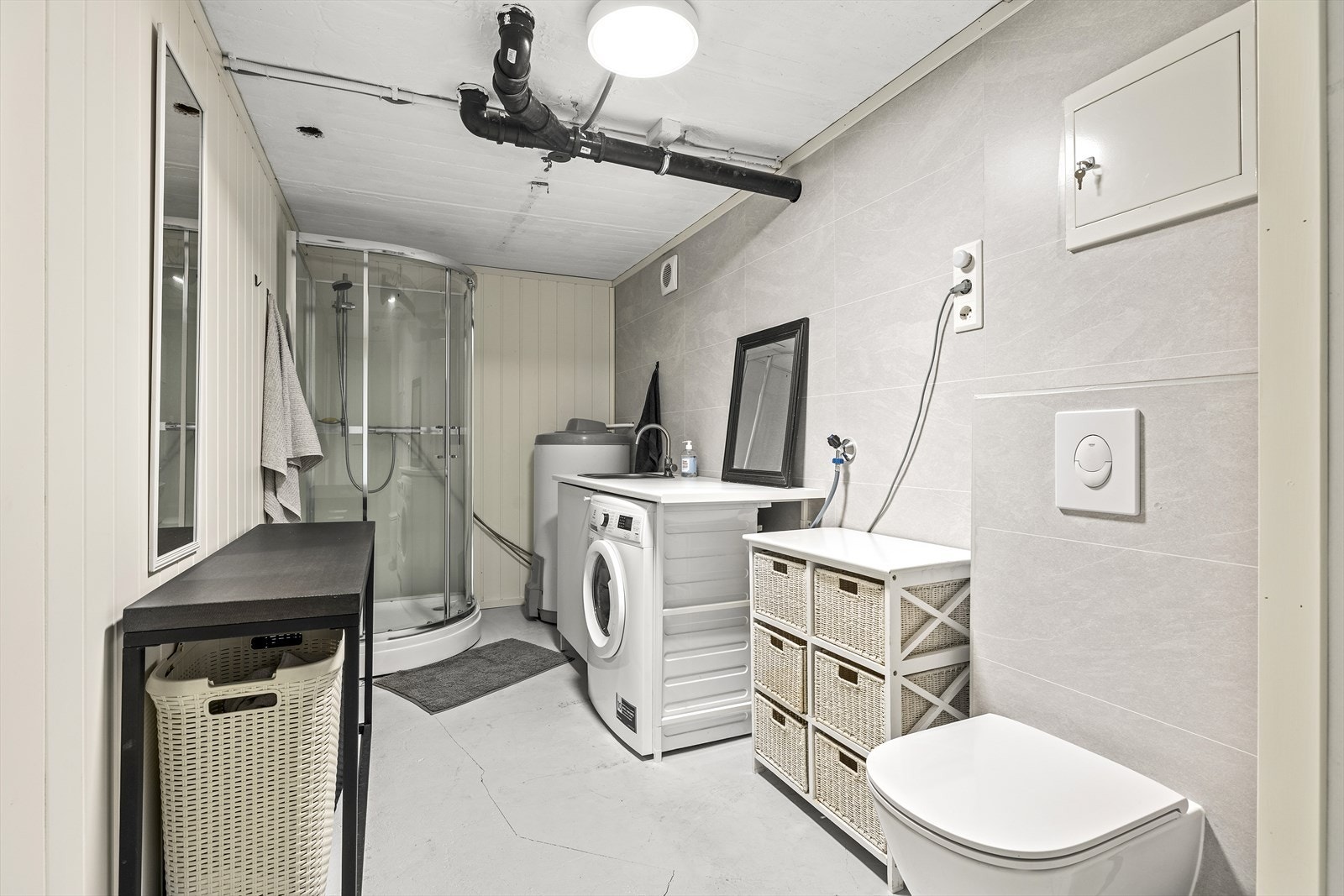 Vaskerom i kjelleretasjen med dusjkabinett. Galleribilde